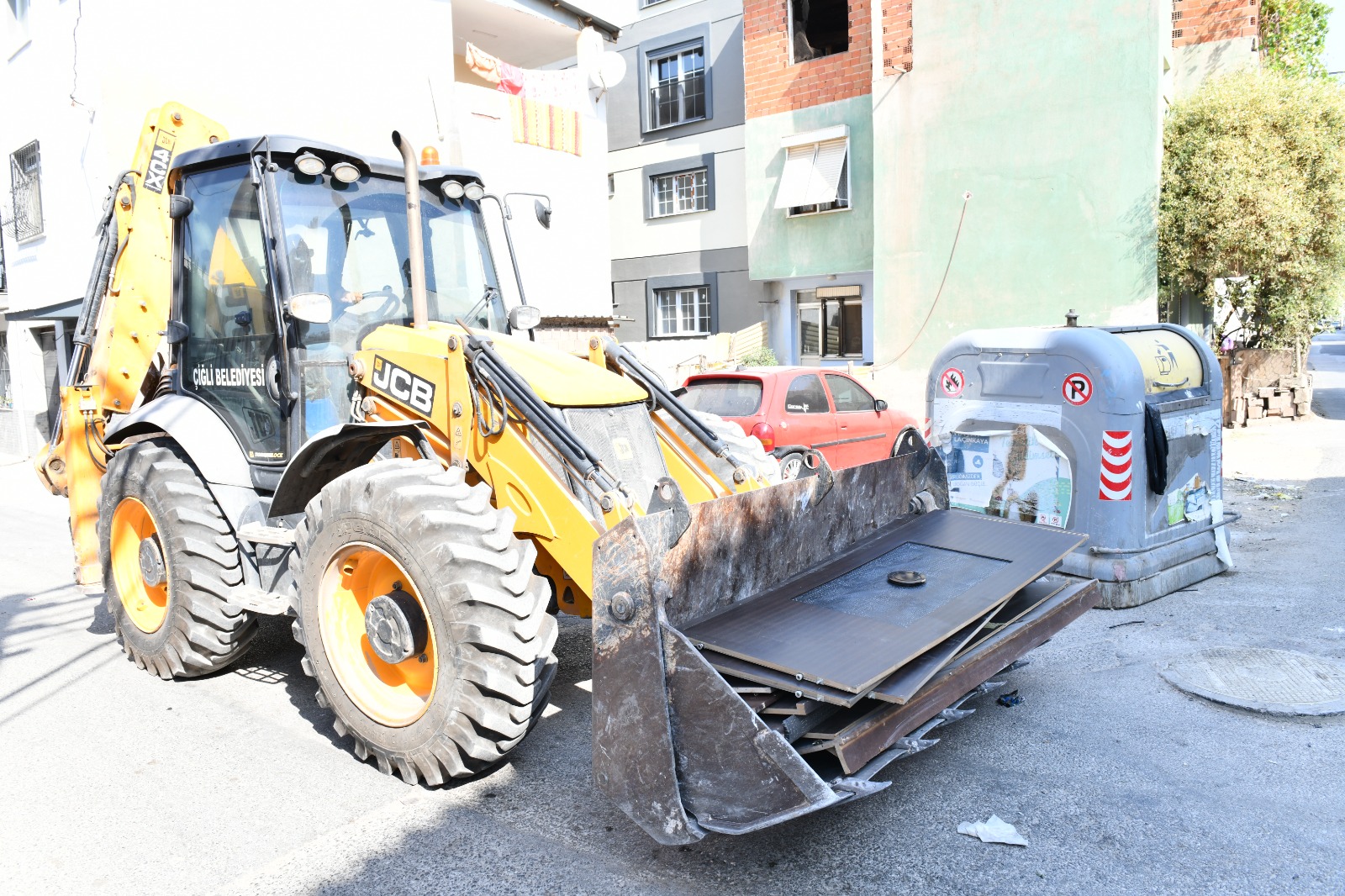 Çiğli’de moloza kararlı müdahale, halka çağrı…
