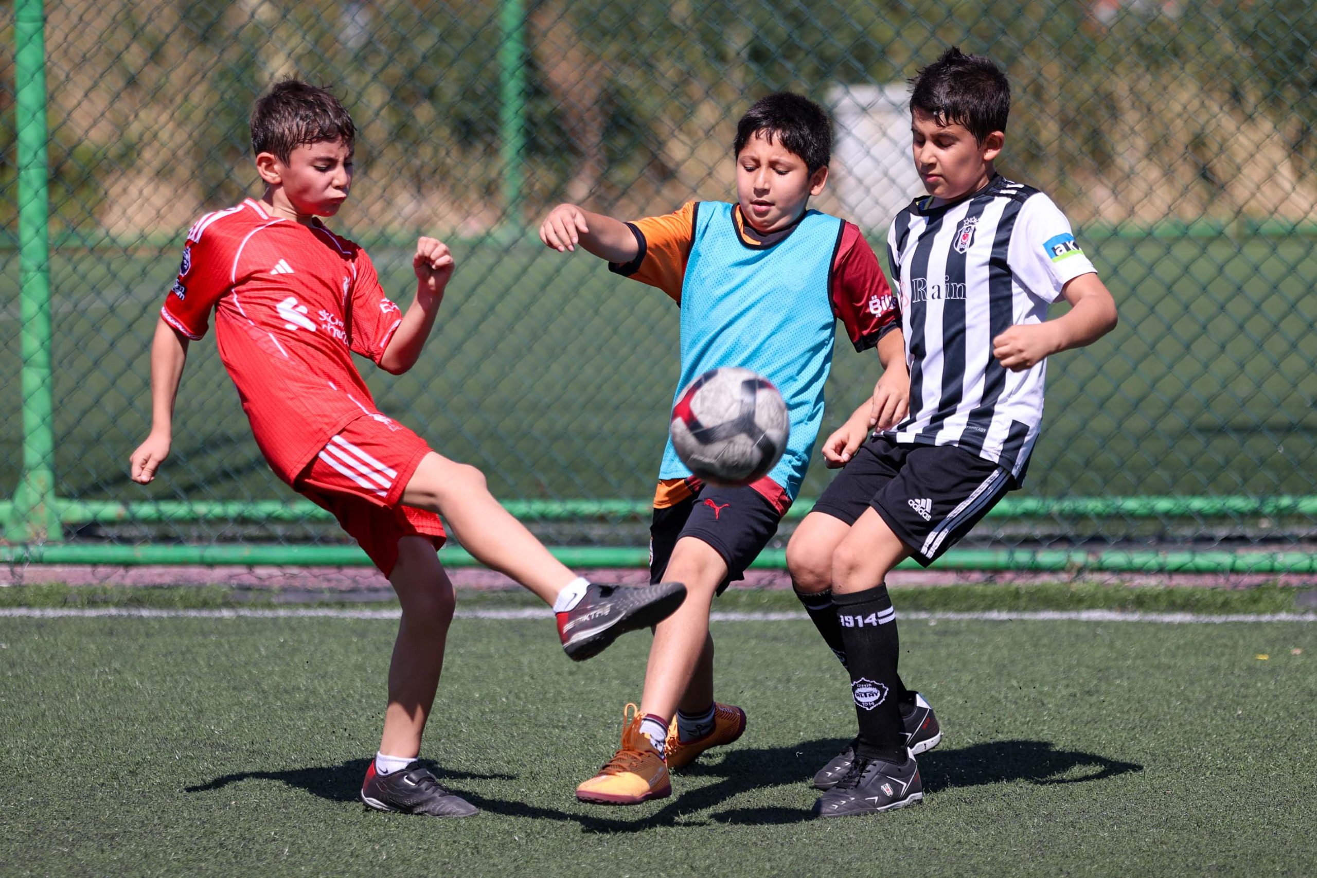 Bucalı minik kramponlar futbol eğitiminde