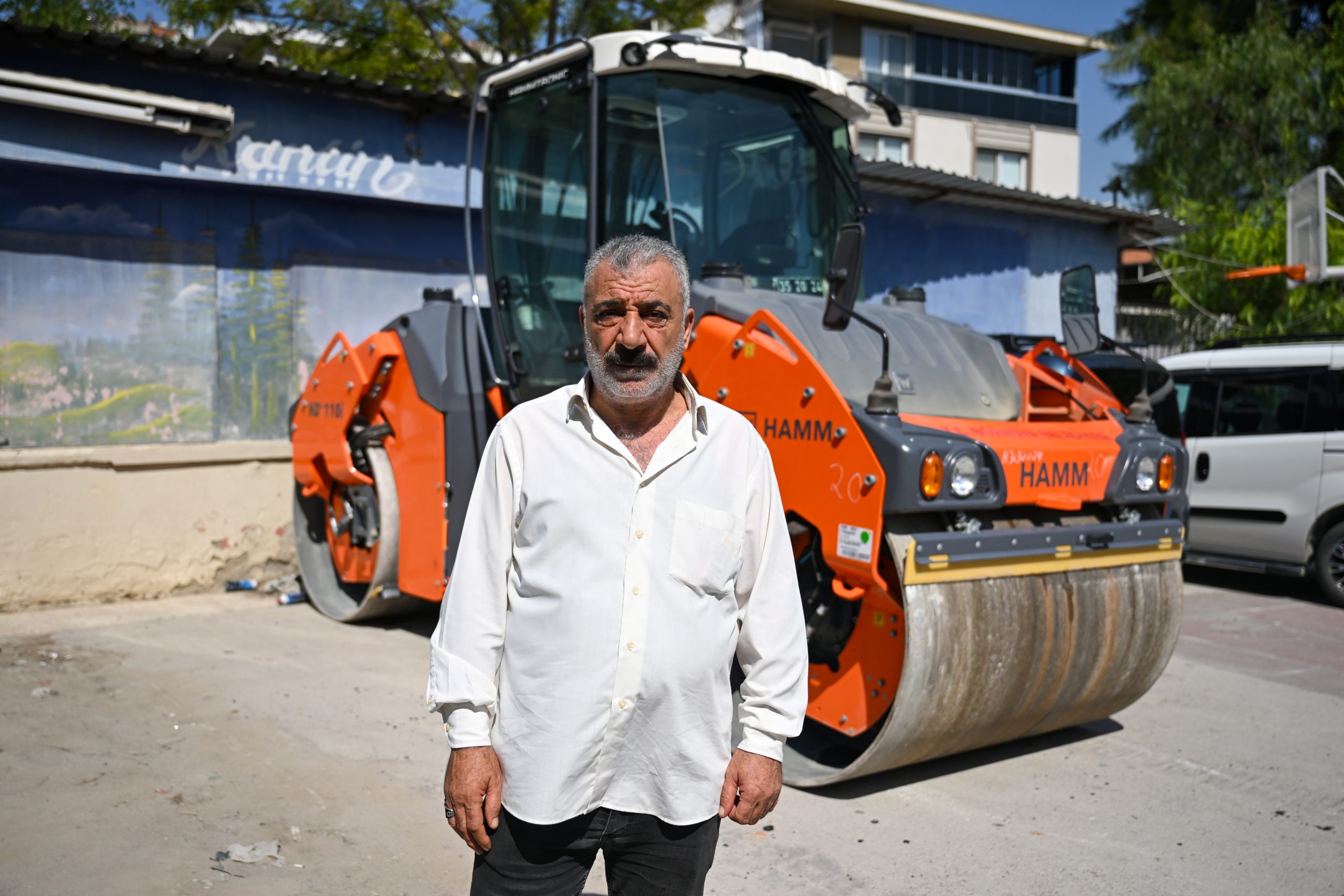 Bornova’da belediyeye ait araçlara saldırı