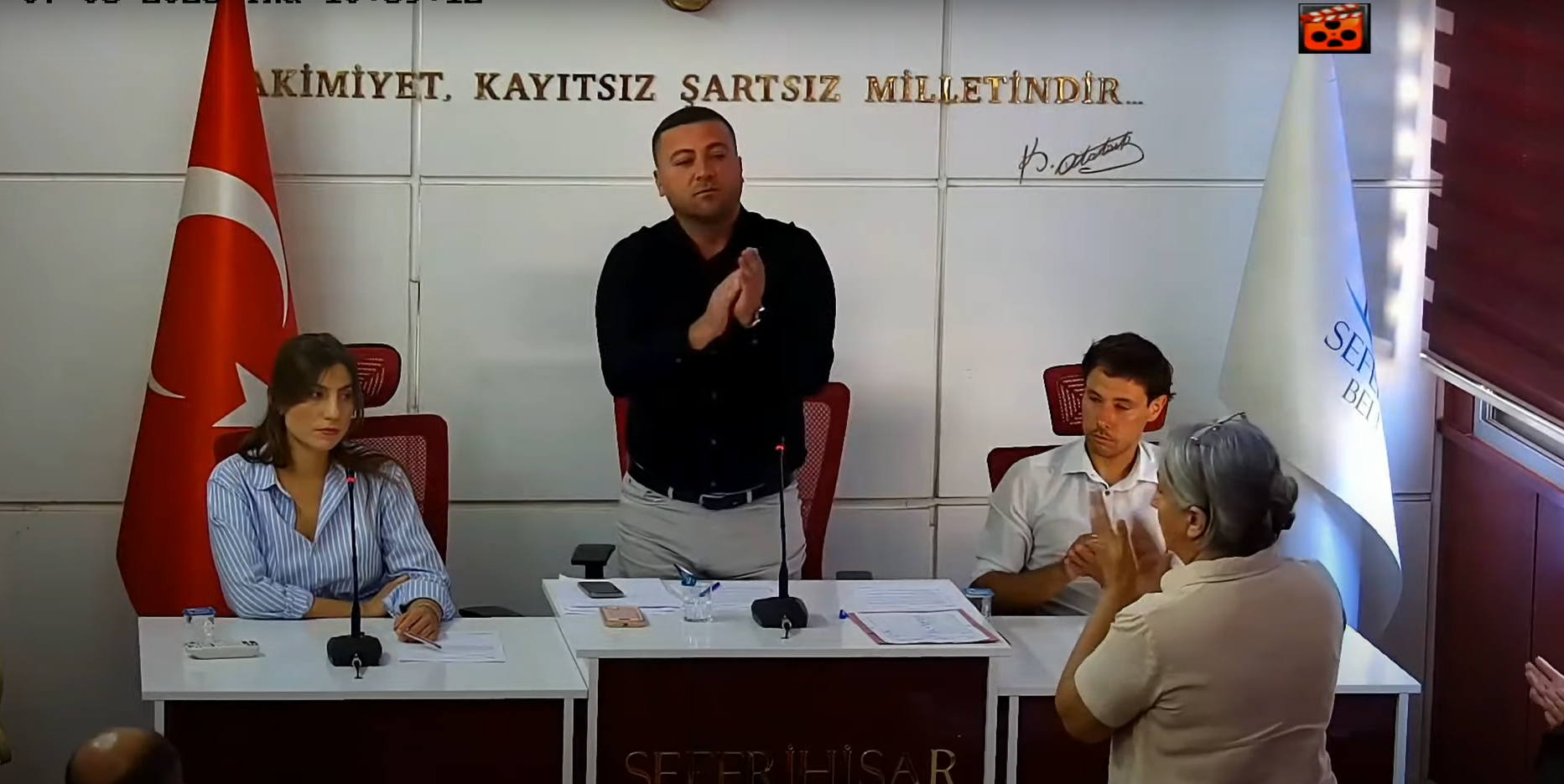 Seferihisar'da Belediye Meclisinde dayanışma mesajı: Ayakta alkışlandılar Seferihisar'da Belediye Meclisinde dayanışma mesajı: Ayakta alkışlandılar