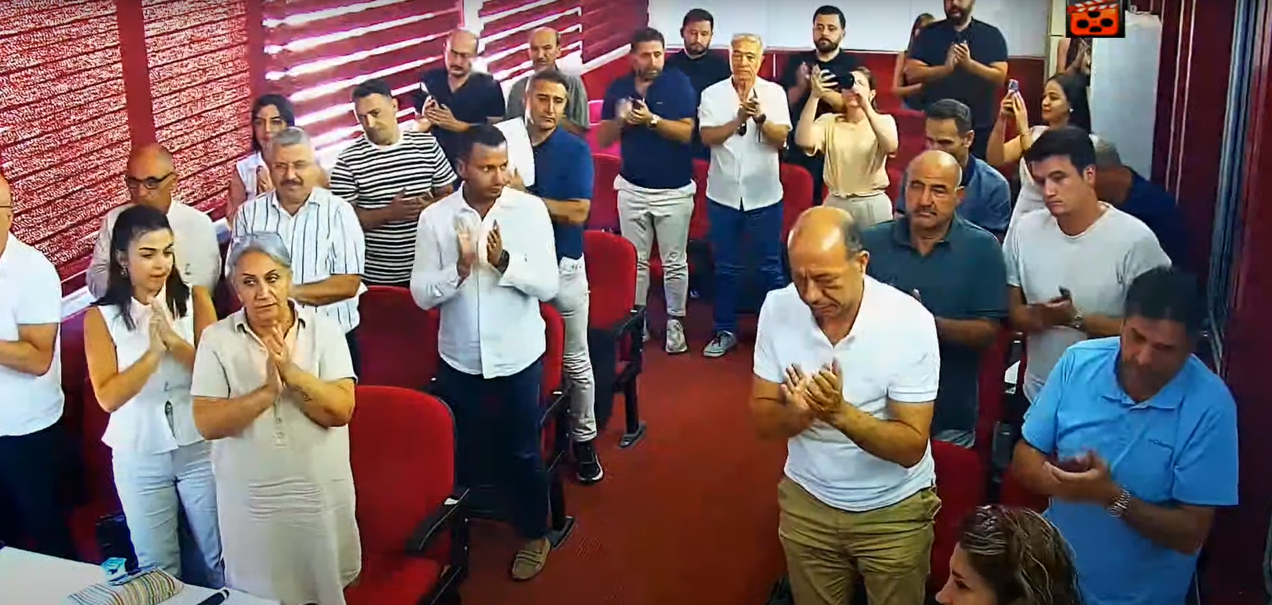 Seferihisar'da Belediye Meclisinde dayanışma mesajı: Ayakta alkışlandılar Seferihisar'da Belediye Meclisinde dayanışma mesajı: Ayakta alkışlandılar