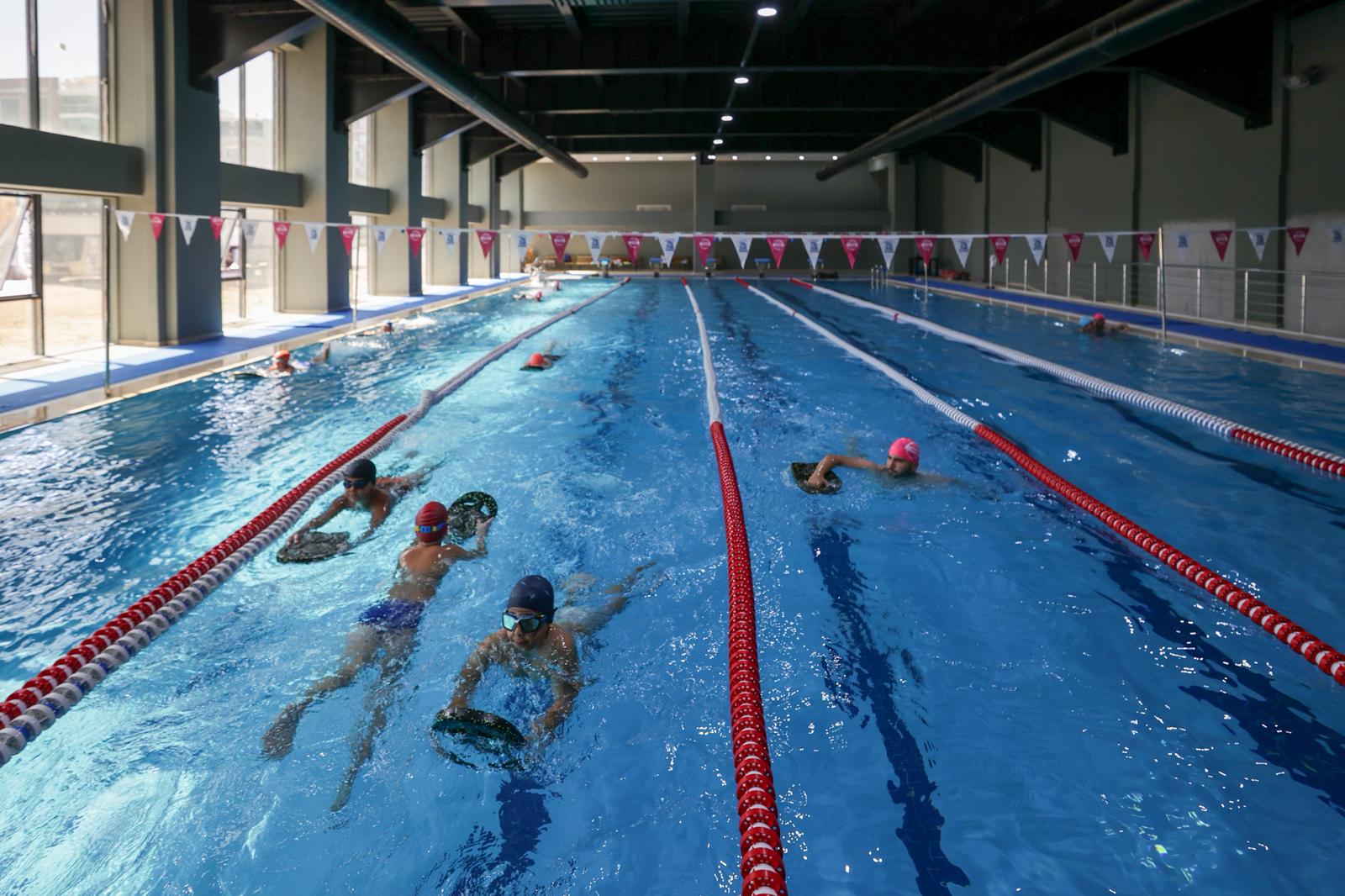 Buca’nın yıldızı Sporium yüzme kursları ile kapılarını açtı