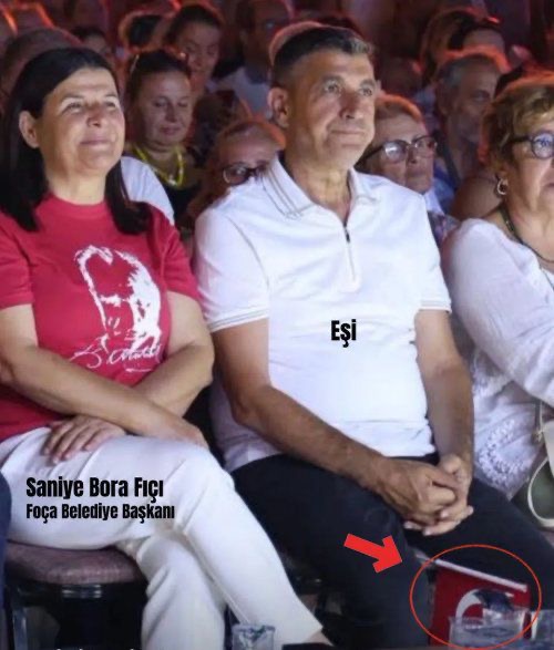 Foça'da utandıran görüntü: Başkanın eşinden Türk Bayrağı'na saygısızlık!