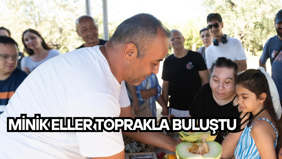 Minik eller toprakla buluştu