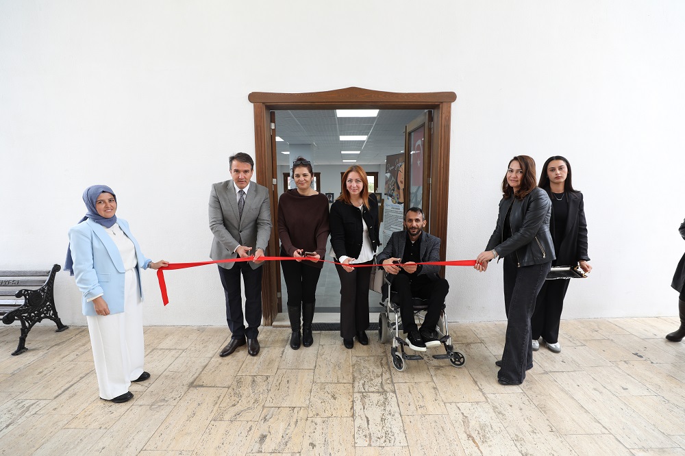 MENDERES’TE OTİZMLİ TUĞCAN’DAN RESİM SERGİSİ