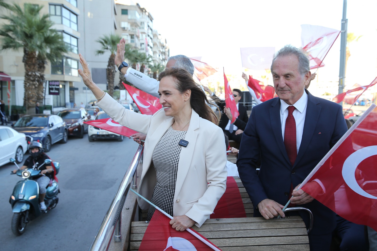 ———- Forwarded message ———Gönderen: Gazete Ege <haber@romantikturk.com.tr>Date: 30 Eki 2025 Per, 23:16Subject: Fwd: BASIN BÜLTENİ – Karşıyaka, Cumhuriyet’in ışığında tek yürek oldu!To: ohufyt@gmail.com <ohufyt@gmail.com>–Mobil Yandex Mail'den gönderildi——– İletilen mesaj ——– Konu: BASIN BÜLTENİ – Karşıyaka, Cumhuriyet’in ışığında tek yürek oldu!;30.10.2025, 12:02, "Karşıyaka Belediyesi" <karsiyakabasin@gmail.com>:Karşıyaka, Cumhuriyet’in ışığında tek yürek oldu! Türkiye Cumhuriyeti’nin kuruluşunun 102’nci yıl dönümü, Karşıyaka’da muhteşem bir coşkuyla kutlandı. Araç konvoyu ile başlayan etkinlikler, 5 bin kişilik kortejle devam etti; dans ve müzik gösterileriyle unutulmaz bir şölene dönüştü. Bin 500 kişinin el ele vererek oluşturduğu Ay-Yıldız ve Atatürk silüeti ise izleyenlere gurur dolu anlar yaşattı. Coşkulu kalabalığa seslenen Belediye Başkanı Yıldız Ünsal “Bu bayrak, bu vatan, bu gelecek hepimizin! Büyük mirasımızı daha da ileriye taşımaya, çocuklarımıza daha aydınlık bir Türkiye bırakmaya söz veriyoruz!” dedi. Karşıyaka Belediyesi tarafından 29 Ekim Cumhuriyet Bayramı dolayısıyla düzenlenen etkinlikler, kilometrelerce uzanan araç konvoyu ile başladı. Atatürk, Annesi ve Kadın Hakları Anıtı’ndan yola çıkan araçlar, bir saat boyunca cadde cadde dolaşarak bayram coşkusunu kentin dört bir yanına taşıdı. Ardından, Karşıyaka Belediyesi’nin önünde bir araya gelen Atatürk sevdalıları, ellerinde Türk Bayrakları ve Atatürk posterleri ile Çarşı içerisinden geçerek Atatürk, Annesi ve Kadın Hakları Anıtı’na yürüdü. 5 bin kişinin katıldığı kortej boyunca balkonlardan yükselen alkışlar, hep bir ağızdan söylenen marşlar ve sloganlar, tüm kente duygu seli yaşattı. 1500 KİŞİ EL ELE VERDİ, ATATÜRK SİLÜETİ OLUŞTURDU Anıt önünde gerçekleşen törende ise Karşıyaka Belediyesi Halk Dansları Topluluğu tarafından vals ve zeybek gösterileri sergilendi. Ardından yaklaşık bin 500 kişi el ele vererek dev bir Ay-Yıldız’ın içinde Atatürk silüeti oluşturdu. Karşıyaka’nın Cumhuriyet’e bağlılığını ve Atatürk sevgisini canlandıran bu görsel şölen, duygu dolu anlara sahne oldu. Ardından Hazım Körmükçü ve DJ Akşit’in performansıyla bayram coşkusu zirveye taşındı. 7’den 77’ye binlerce Karşıyakalı’nın katıldığı gecede, Cumhuriyet ruhu bir kez daha yüreklerin en derinine kazındı. “MİLYONLARCA YÜREK AYNI HEYECANLA ÇARPIYOR!” Coşkulu kalabalığa seslenen Karşıyaka Belediye Başkanı Yıldız Ünsal “Bu topraklarda bundan tam 102 yıl önce, bir millet küllerinden doğdu. Esareti reddetti, bağımsızlığı seçti. Ve Gazi Mustafa Kemal Atatürk’ün önderliğinde, “Egemenlik kayıtsız şartsız milletindir!” diyerek Cumhuriyetimizi ilan etti. Bizler, bu büyük devrimin yılmaz emanetçileriyiz. Ve bu emanete sahip çıkmak, her birimizin boynunun borcudur! Biz Karşıyakalılar, Atatürk’ün “Benim manevi mirasım bilim ve akıldır” sözünü rehber edindik. Her sokağımızda onun izi, her yürekte onun sevgisiyle yaşıyoruz. Bugün Edirne’den Hakkâri’ye, Sinop’tan Hatay’a kadar milyonlarca yürek aynı heyecanla çarpıyor. Çünkü Cumhuriyet bizim, bu vatan hepimizin! Bu büyük mirası daha da ileriye taşımaya, Atatürk’ün gösterdiği çağdaş uygarlık yolunda kararlılıkla yürümeye, çocuklarımıza daha aydınlık bir Türkiye bırakmaya söz veriyoruz” diye konuştu.– KARŞIYAKA BELEDİYESİBASIN VE YAYIN MÜDÜRLÜĞÜ TELEFON: 0232 399 43 20 FAKS:0232 368 59 41 ——– İletilen mesajın sonu ——–