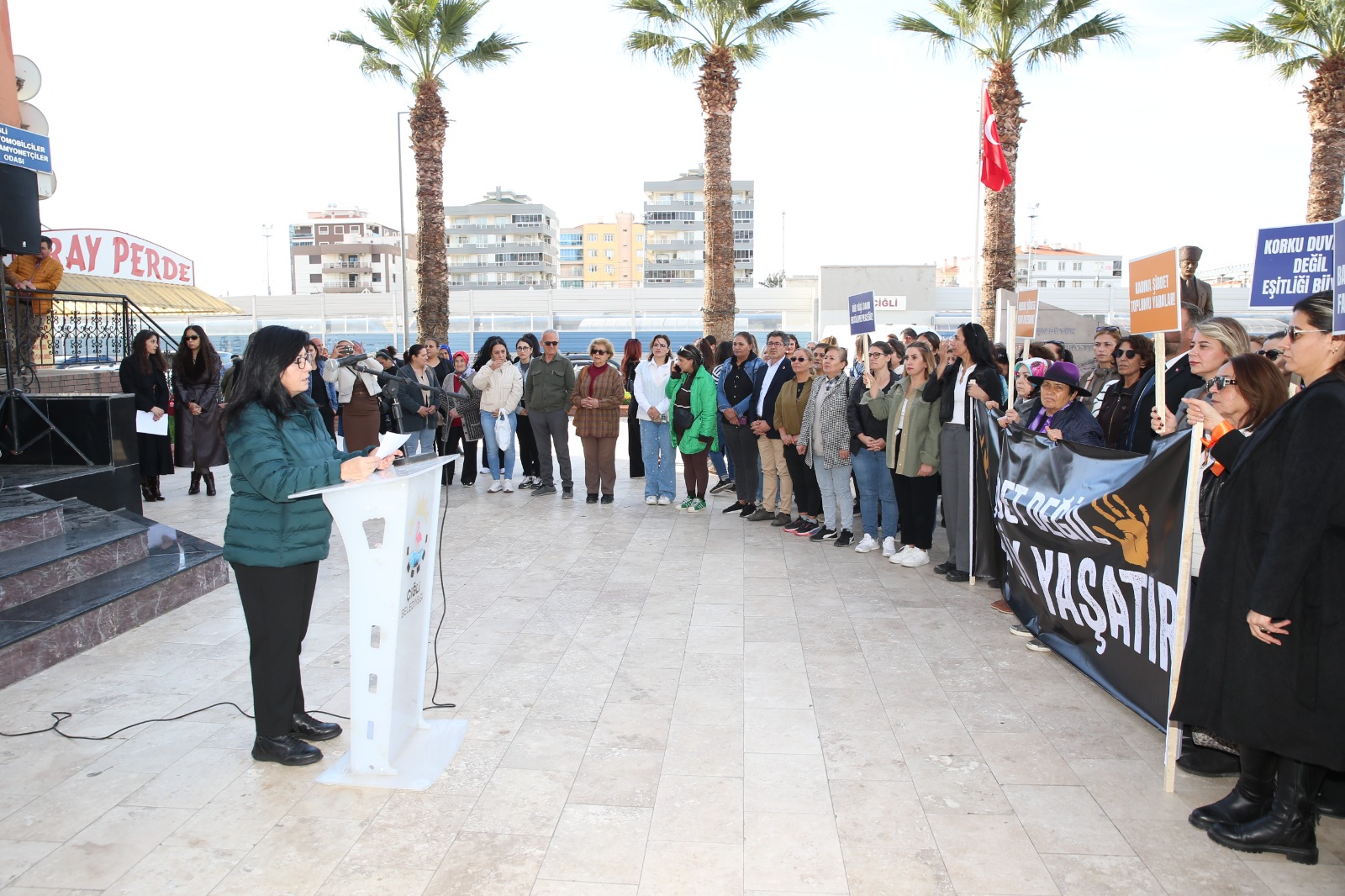 ÇİĞLİ’DE KADINLAR “ŞİDDETE HAYIR” DEDİ ÇİĞLİ’DE KADINLAR “ŞİDDETE HAYIR” DEDİ