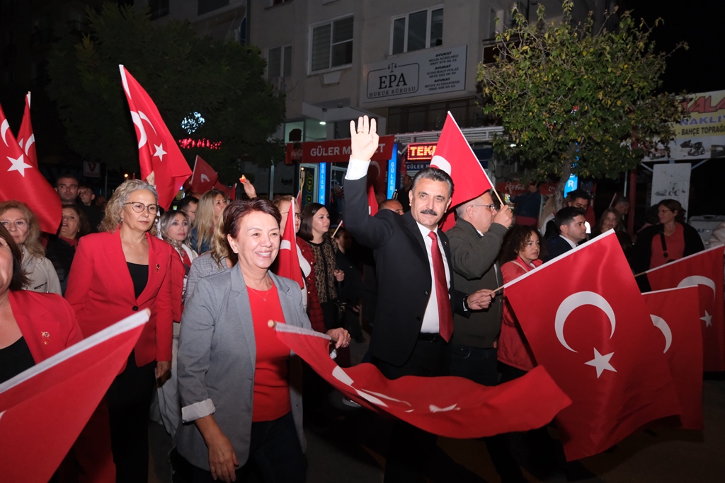 ———- Forwarded message ———Gönderen: Gazete Ege <haber@romantikturk.com.tr>Date: 30 Eki 2025 Per, 23:17Subject: Fwd: [izmirbasingrubu:24652] Dikili’de Cumhuriyet Bayramı CoşkusuTo: ohufyt@gmail.com <ohufyt@gmail.com>–Mobil Yandex Mail'den gönderildi——– İletilen mesaj ——– Alıcı: IZMIR BASIN GRUBU <izmirbasingrubu@googlegroups.com>;Konu: [izmirbasingrubu:24652] Dikili’de Cumhuriyet Bayramı Coşkusu;30.10.2025, 11:14, "dikilibelediyesibasinbirimi" <dikilibelediyesibasinbirimi@gmail.com>:Dikili’de Cumhuriyet Bayramı Coşkusu Cumhuriyetin ilanının 102. yılı Türkiye’nin dört bir yanında olduğu  gibi Dikili’de de büyük bir coşkuyla kutlandı. 29 Ekim Cumhuriyet Bayramı kutlamaları kapsamında Dikili Belediyesi öncülüğünde Bülent Ecevit Meydanı’ndan başlayıp Atatürk Meydanı’nda sonlanan 102. Yıl Cumhuriyet Korteji’ne çok sayıda vatandaş yoğun ilgi gösterdi. Türk bayrakları, Atatürk posterleri ve marşlar eşliğinde gerçekleşen kortej sonrasında İzmir Büyükşehir Belediyesi Kültür Orkestrası Enes Kunduracı, Türk Halk Müziği Orkestrası Burak Maral, Kültür Orkestrası Özlem Menokan sahne aldılar.   "ATA’mızın mirasına sonsuza dek sahip çıkacağız."   Bayram coşkusunu vatandaşlarla birlikte yaşayan Dikili Belediye Başkanı Adil Kırgöz şu açıklamalarda bulundu "Cumhuriyetimizin 102. Yılını gururla kutladığımız bu anlamlı günde sizlerle olmaktan büyük mutluluk duyuyorum. 29 Ekim 1923, ‘Egemenlik kayıtsız şartsız miletindir!' sözünün eyleme dönüştüğü bir gündür. Yıllar önce, bu kadim topraklar savaşın yokluğun, umutsuzluğun içindeydi. Bir imparatorluk çökerken özgürlük ve bağımsızlığa inanmış bir ulus yeniden küllerinden doğuyordu. Bu doğuşun öncüsü ‘Özgürlük ve bağımsılık benim karakterimdir.’ diyen Ulu Önderimiz Gazi Mustafa Kemal Atatürk’tü. 102 yıl sonra bugün de aynı heyecanı yaşıyoruz. Çünkü Cumhuriyet, sadece bir yönetim biçimi değil, bir yaşam biçimidir. Kadının özgürce gülüşünde, çocuğun okul yolunda, gencimizin kurduğu hayalde Cumhuriyet vardır. Bizler de Dikili’mizde bu değerleri yaşatarak ATA’mızın mirasına sonsuza dek sahip çıkacağız. Bu güzel kenti dayanışmayla, kardeşlikle, bilimin ve sanatın ışığında yaşatmaya devam edeceğiz. Bu duygu ve düşüncelerle başta Ulu Önderimiz Gazi Mustafa Kemal Atatürk olmak üzere bu toprakları bize vatan yapan tüm kahramanlarımızı özlem ve rahmetle anıyor, aziz hatıraları önünde saygıyla eğiliyorum. Cumhuriyet coşkusunu yüreğinde hisseden tüm hemşehrilerime teşekkür ediyorum. Cumhuriyetimizin 102. yılı kutlu olsun.” — Bu iletiyi Google Grupları'ndaki "IZMIR BASIN GRUBU" grubuna abone olduğunuz için aldınız. Bu grubun aboneliğinden çıkmak ve bu gruptan artık e-posta almamak için izmirbasingrubu+unsubscribe@googlegroups.com adresine e-posta gönderin. Bu tartışmayı görüntülemek için https://groups.google.com/d/msgid/izmirbasingrubu/507bddd3-a660-4995-87c7-efb593ba6b1cn%40googlegroups.com adresini ziyaret edin. ——– İletilen mesajın sonu ——–