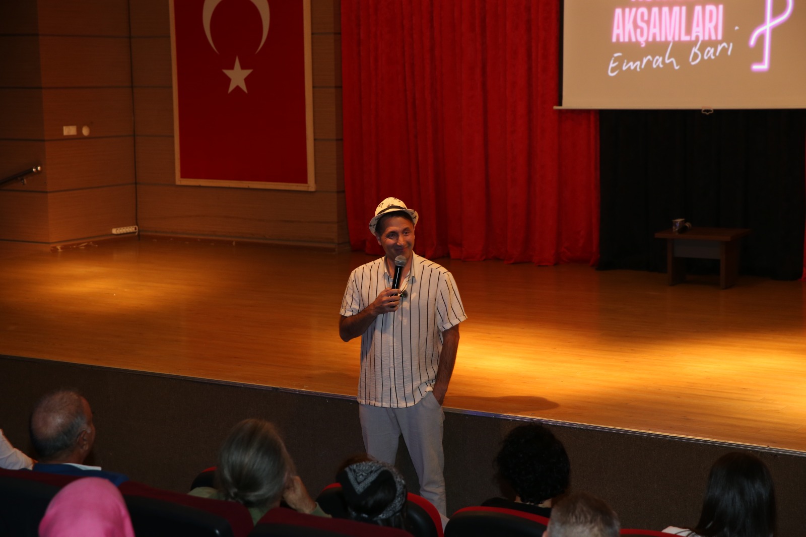 ÇİĞLİ KOMEDİ AKŞAMLARI ÖĞRETMENLERE NEŞELİ BİR GECE YAŞATTI