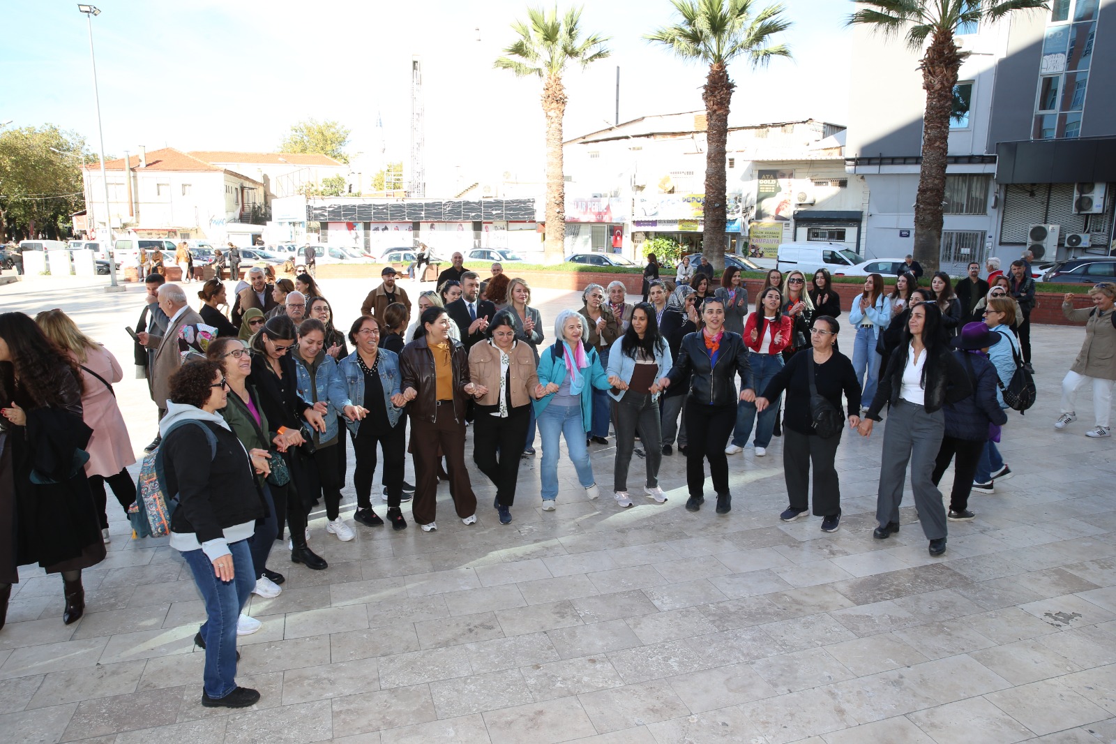 ÇİĞLİ’DE KADINLAR “ŞİDDETE HAYIR” DEDİ ÇİĞLİ’DE KADINLAR “ŞİDDETE HAYIR” DEDİ