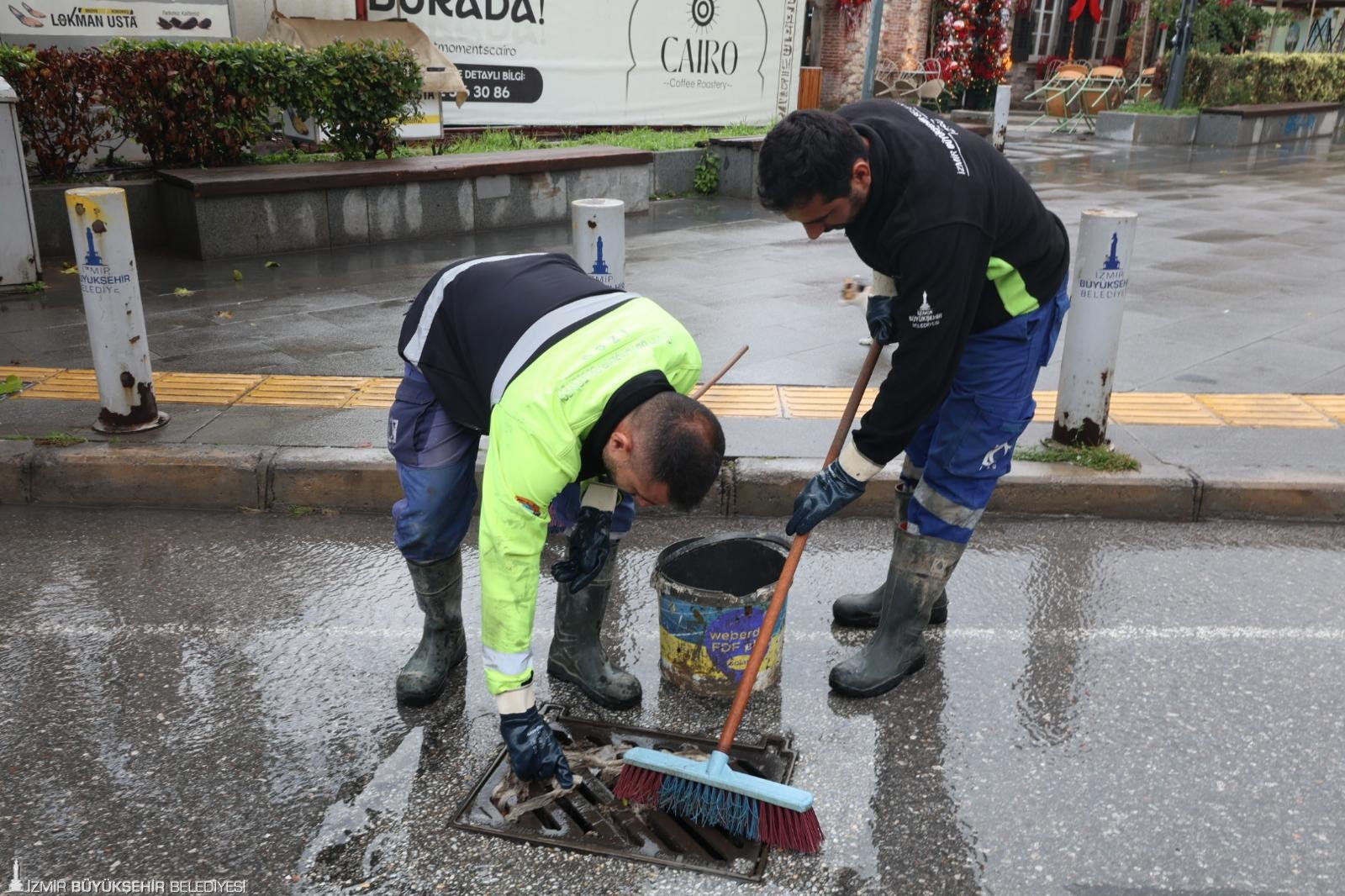 KARABURUN’DA ŞİDDETLİ YAĞIŞA İZSU’DAN HIZLI MÜDAHALE