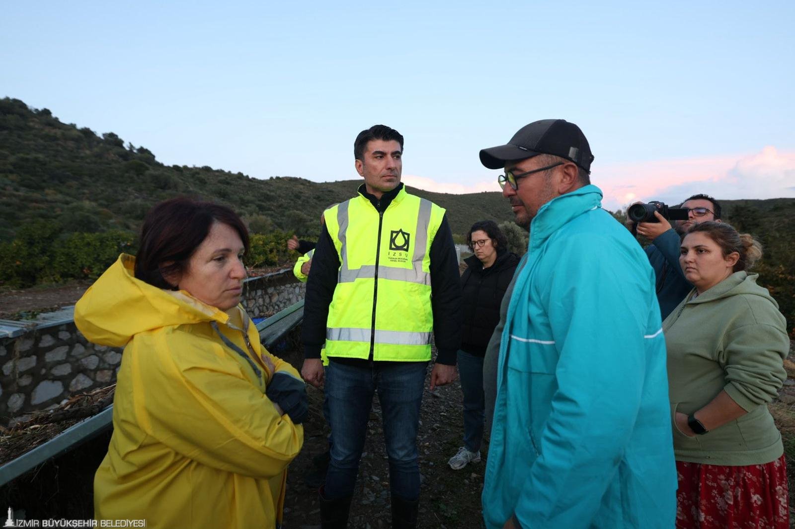KARABURUN’DA ŞİDDETLİ YAĞIŞA İZSU’DAN HIZLI MÜDAHALE
