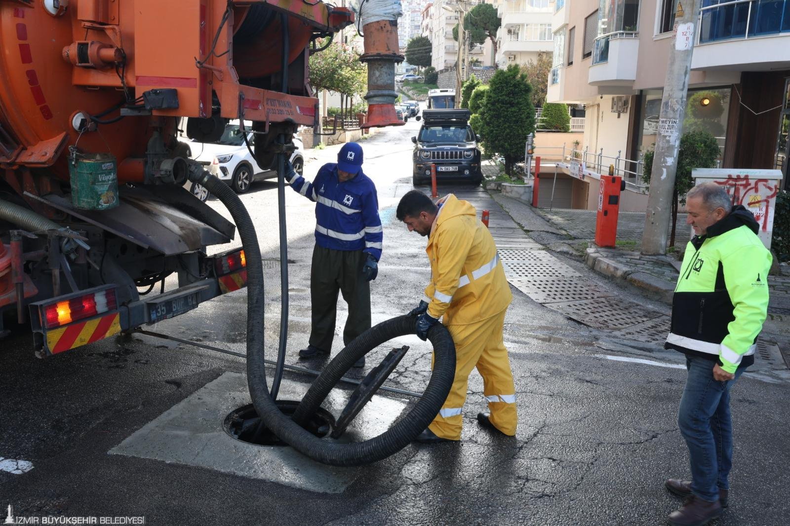 KARABURUN’DA ŞİDDETLİ YAĞIŞA İZSU’DAN HIZLI MÜDAHALE