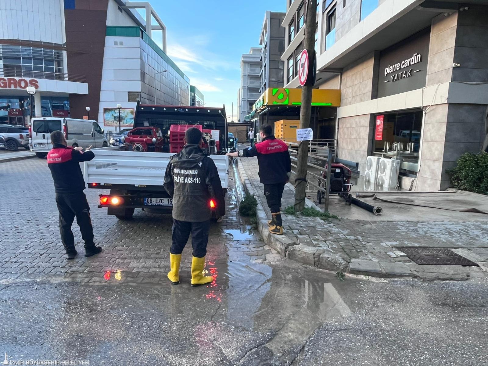 KARABURUN’DA ŞİDDETLİ YAĞIŞA İZSU’DAN HIZLI MÜDAHALE