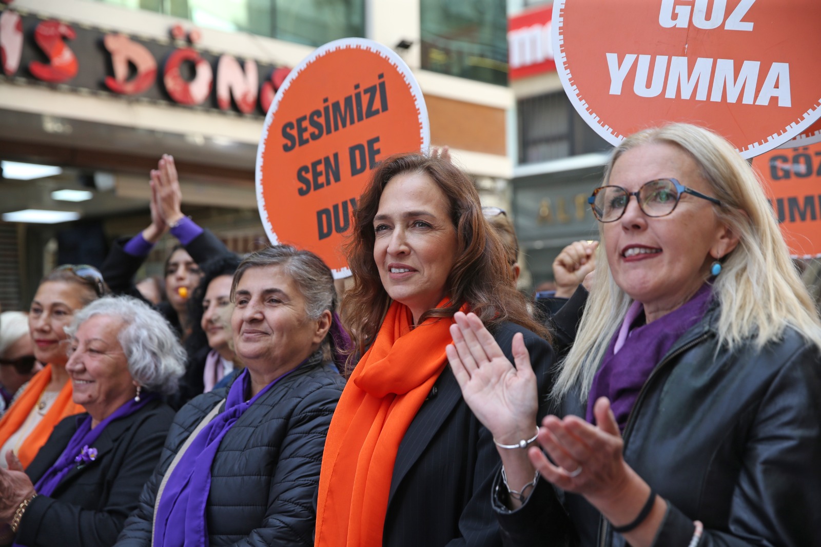 KARŞIYAKA’DA 25 KASIM DAYANIŞMASI: ŞİDDETE KARŞI SES ÇIKAR