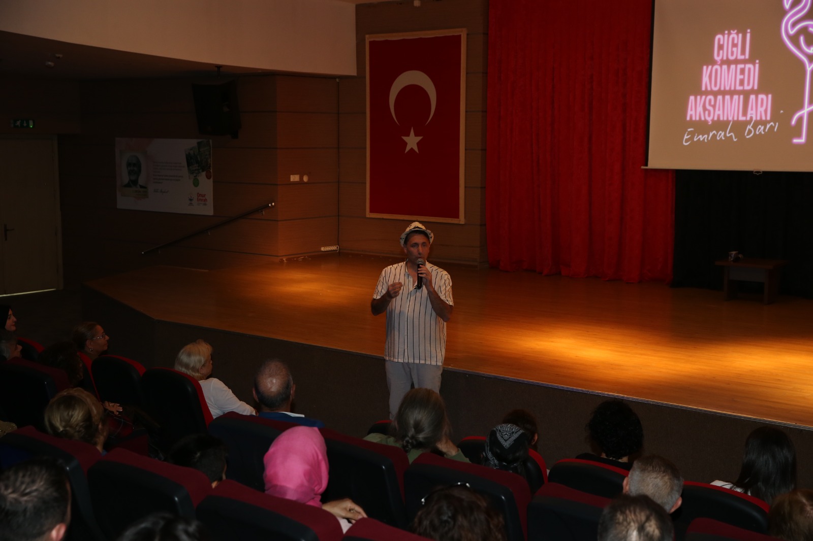 ÇİĞLİ KOMEDİ AKŞAMLARI ÖĞRETMENLERE NEŞELİ BİR GECE YAŞATTI