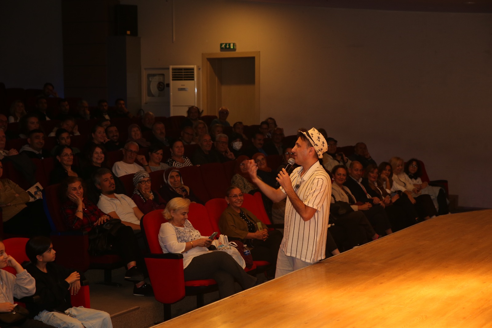 ÇİĞLİ KOMEDİ AKŞAMLARI ÖĞRETMENLERE NEŞELİ BİR GECE YAŞATTI