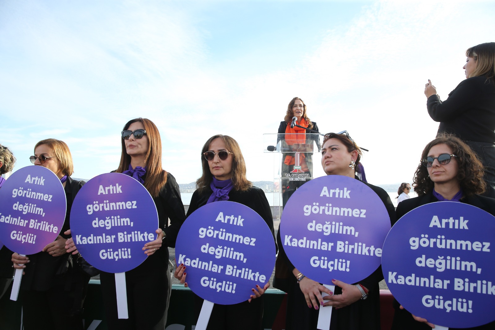 KARŞIYAKA’DA 25 KASIM DAYANIŞMASI: ŞİDDETE KARŞI SES ÇIKAR