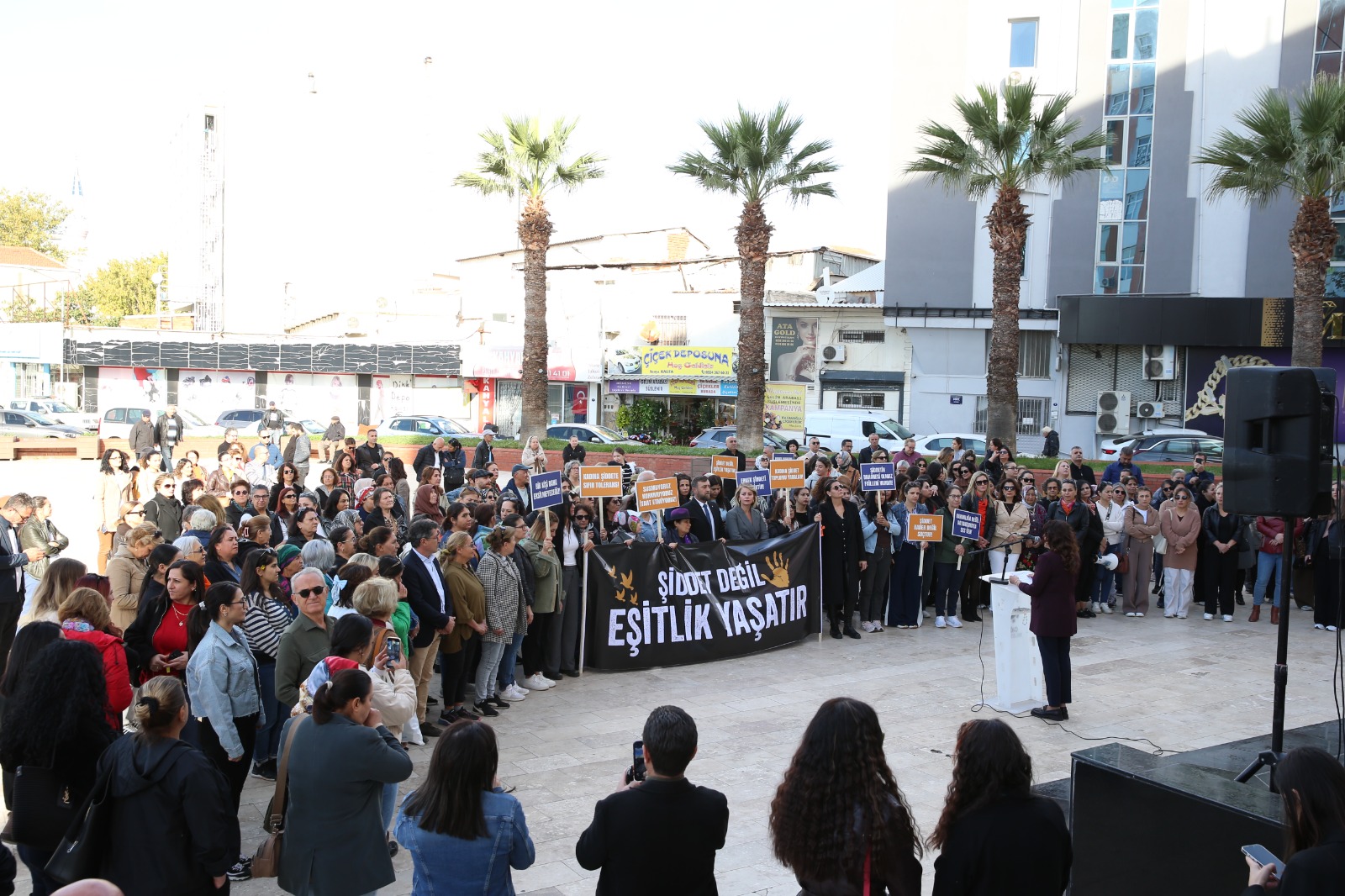ÇİĞLİ’DE KADINLAR “ŞİDDETE HAYIR” DEDİ ÇİĞLİ’DE KADINLAR “ŞİDDETE HAYIR” DEDİ
