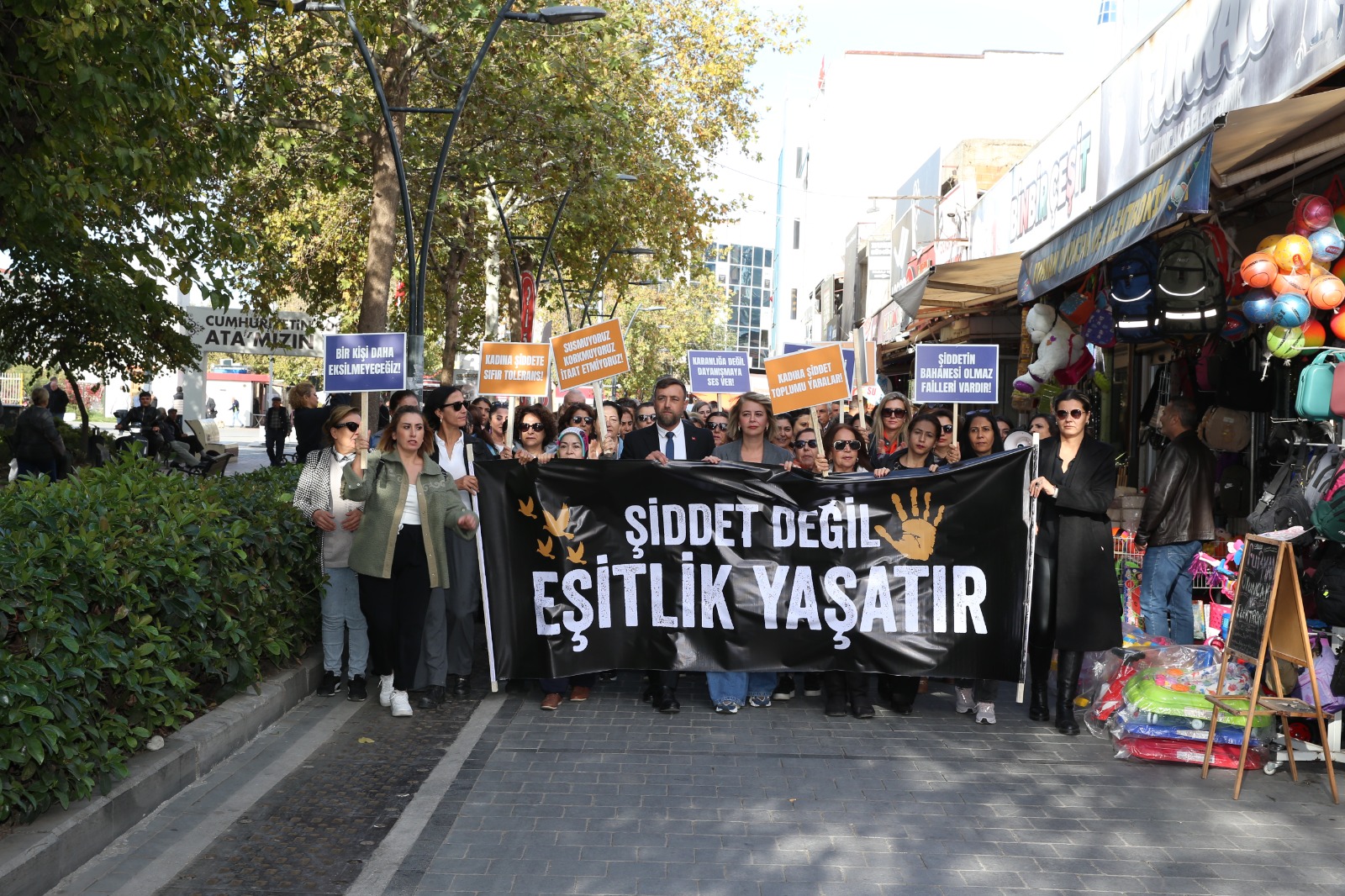 ÇİĞLİ’DE KADINLAR “ŞİDDETE HAYIR” DEDİ ÇİĞLİ’DE KADINLAR “ŞİDDETE HAYIR” DEDİ