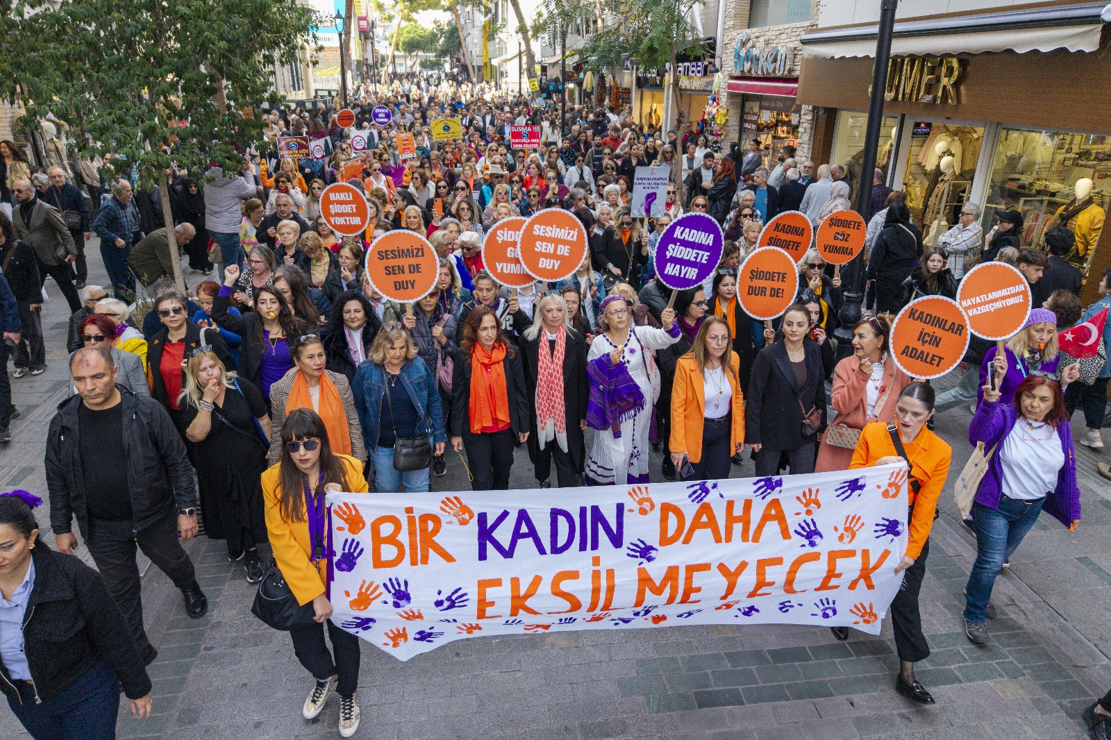 KARŞIYAKA’DA 25 KASIM DAYANIŞMASI: ŞİDDETE KARŞI SES ÇIKAR