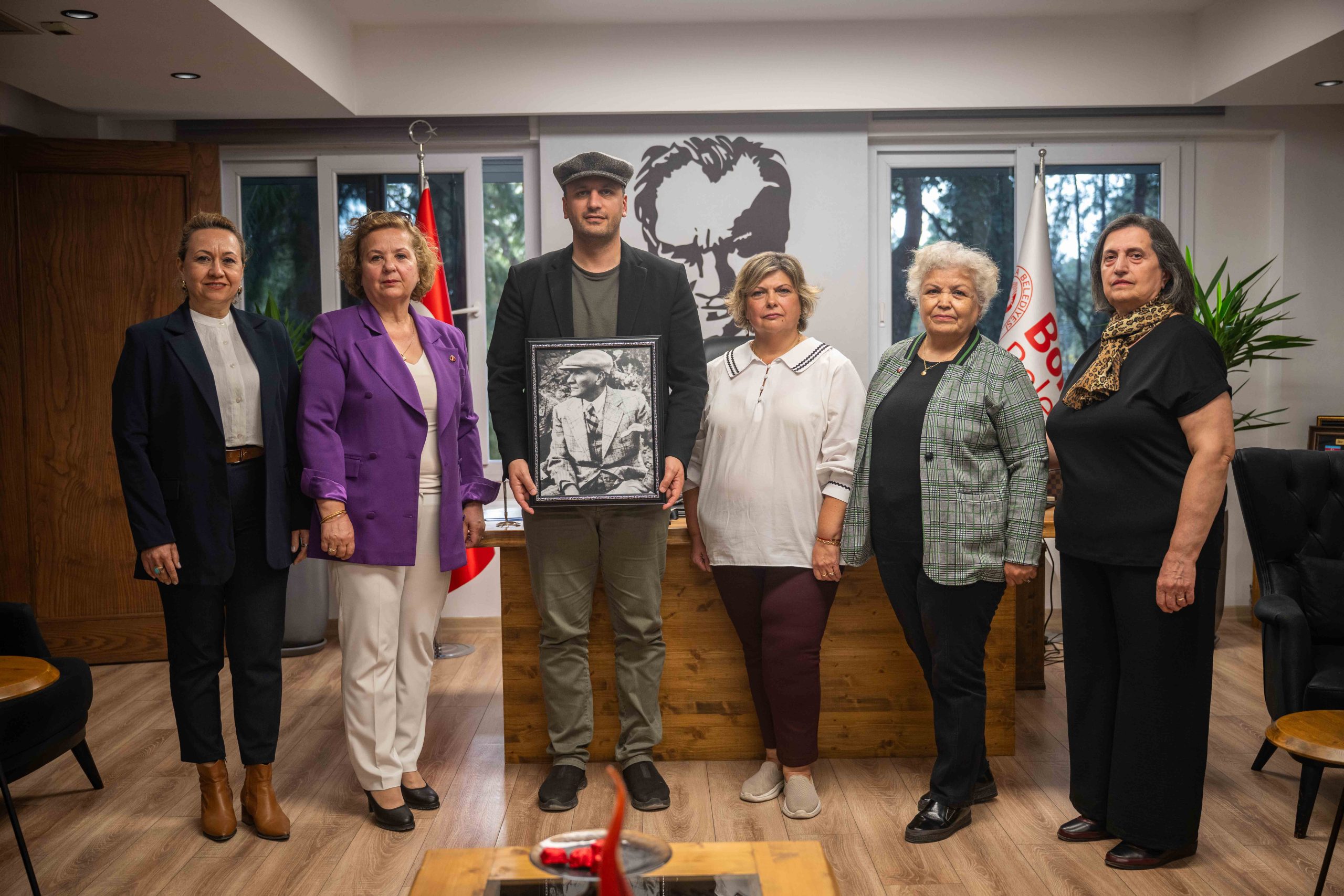 ŞAPKA DEVRİMİNİN 100. YILINDA ANLAMLI ZİYARET ŞAPKA DEVRİMİNİN 100. YILINDA ANLAMLI ZİYARET