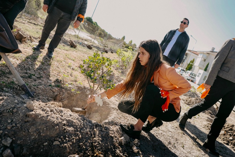 ÇEŞME’DE 411 FİDAN VE BİNLERCE ADIM: “İSTANBUL SÖZLEŞMESİ YAŞATIR”