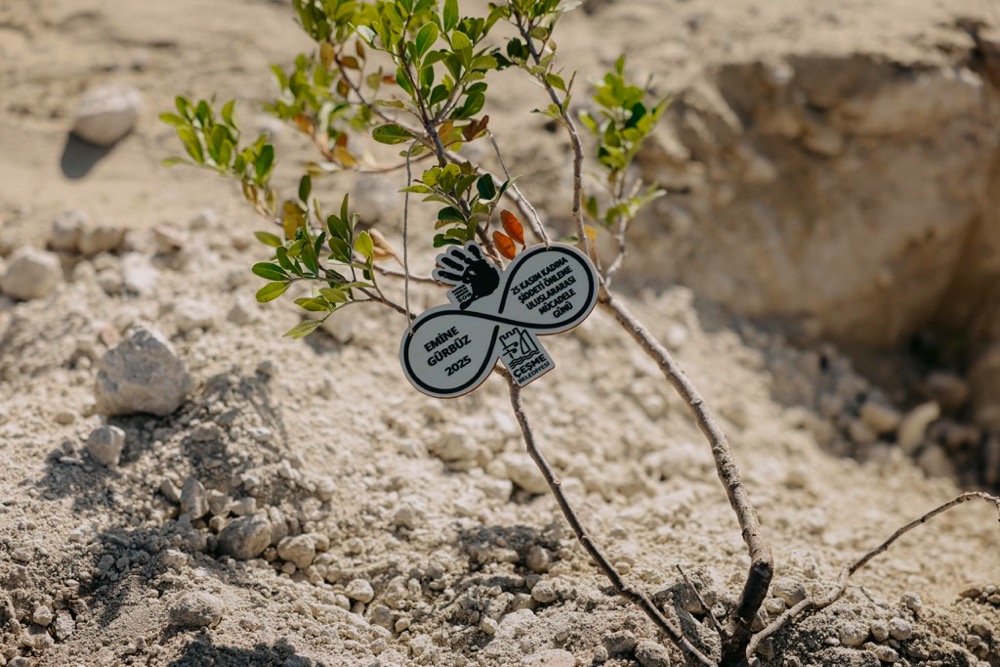 ÇEŞME’DE 411 FİDAN VE BİNLERCE ADIM: “İSTANBUL SÖZLEŞMESİ YAŞATIR”