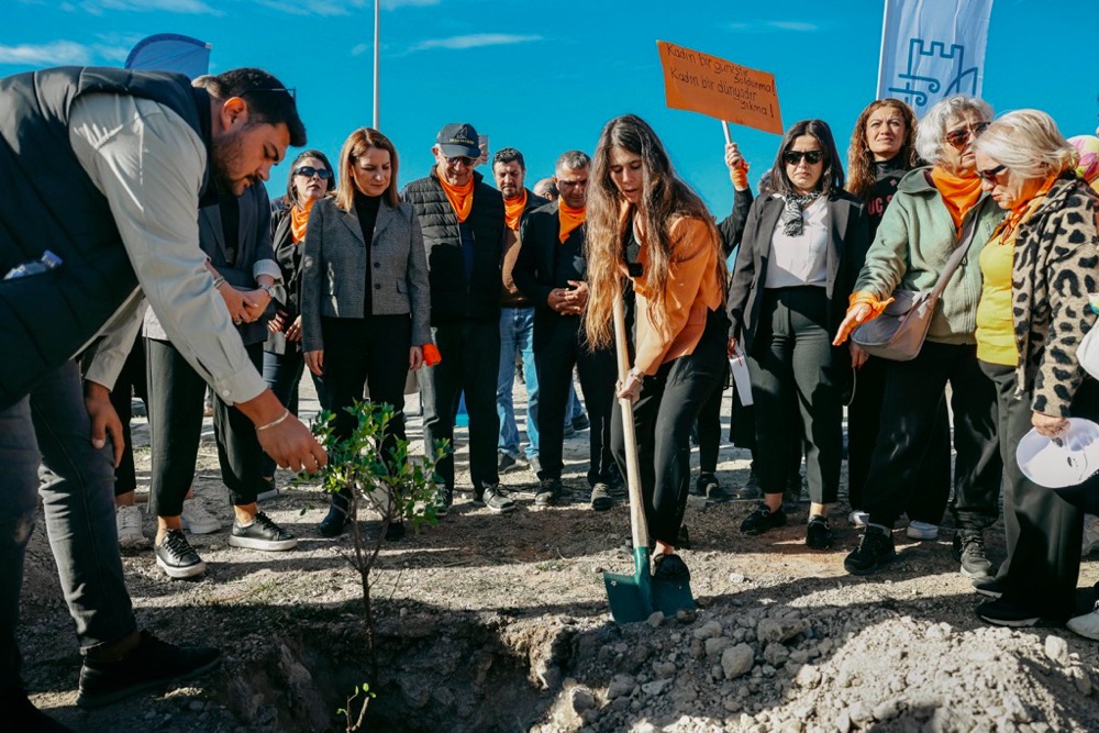 ÇEŞME’DE 411 FİDAN VE BİNLERCE ADIM: “İSTANBUL SÖZLEŞMESİ YAŞATIR”