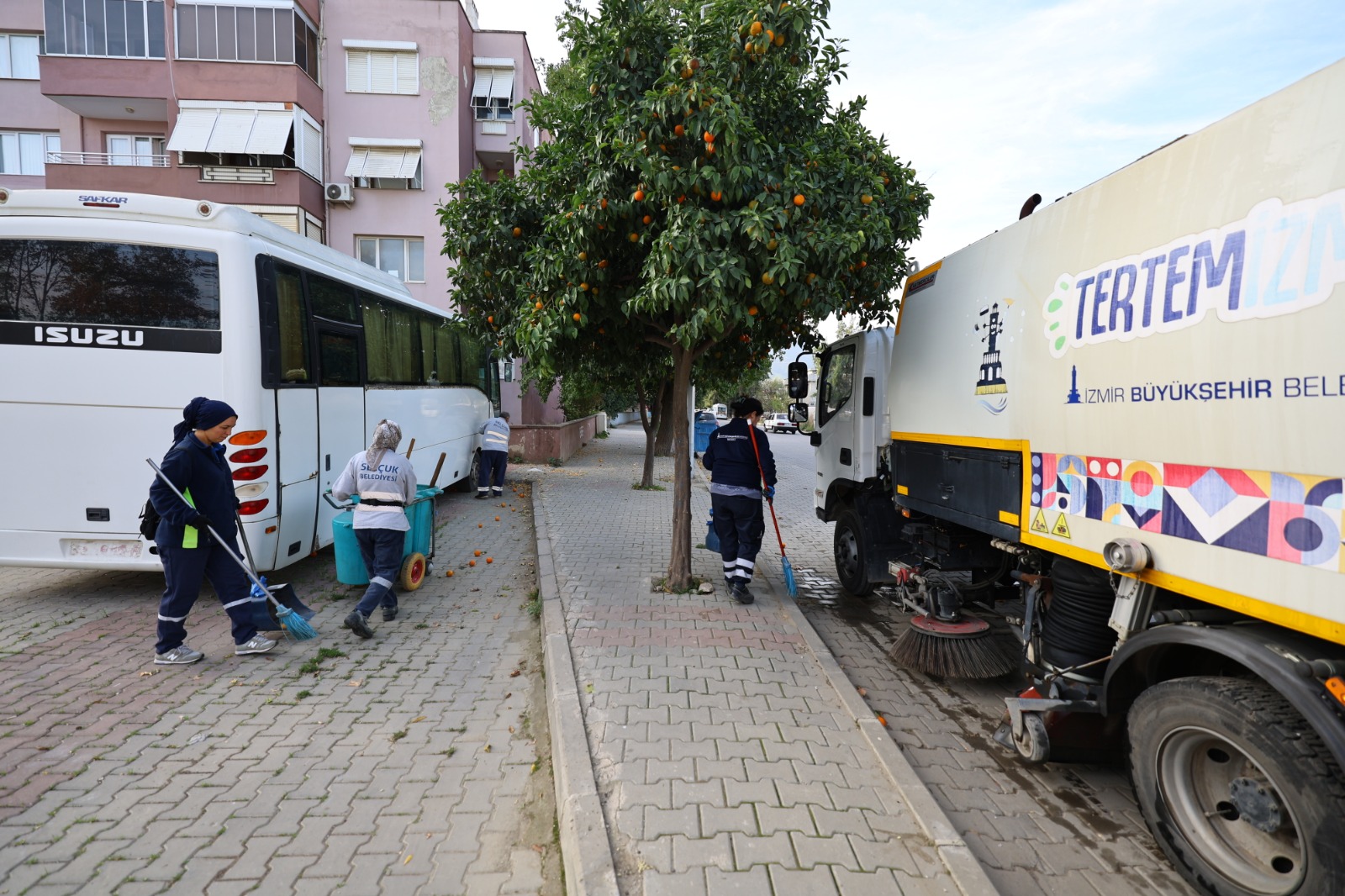 TEMİZLİK EKİPLERİ CUMHURİYET MAHALLESİ’NDE MESAİDE
