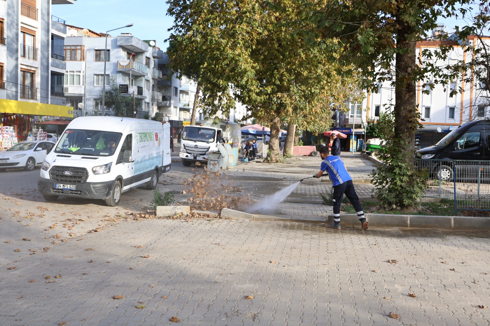 TEMİZLİK EKİPLERİ CUMHURİYET MAHALLESİ’NDE MESAİDE