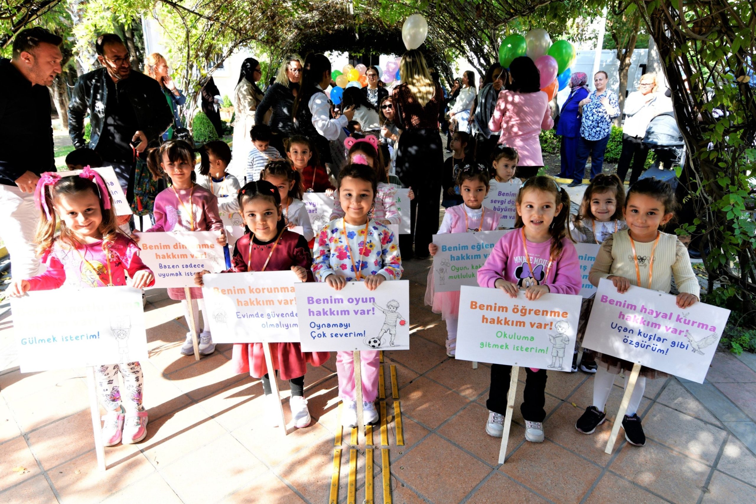 BORNOVA’DA ÇOCUK HAKLARI GÜNÜ COŞKUSU BORNOVA’DA ÇOCUK HAKLARI GÜNÜ COŞKUSU