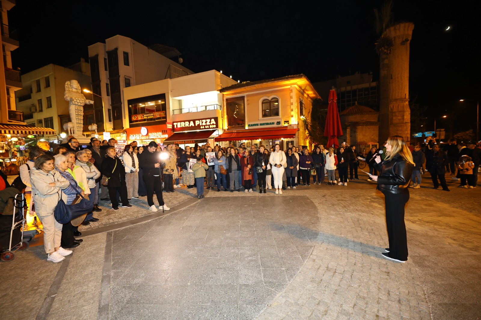 EFES SELÇUK ERKEK ŞİDDETİNE KARŞI SES YÜKSELTTİ