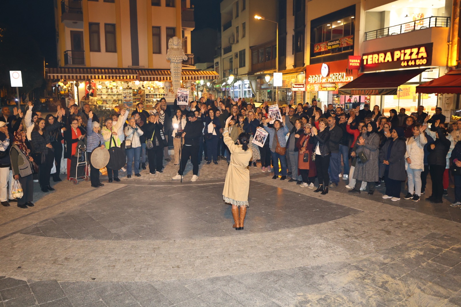 EFES SELÇUK ERKEK ŞİDDETİNE KARŞI SES YÜKSELTTİ