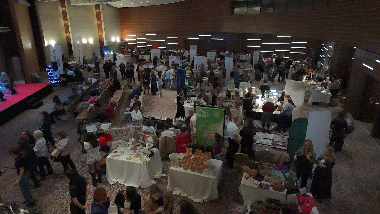 İZMİRLİLER EĞLENCE VE ALIŞVERİŞ DOLU BİR GÜN YAŞADI