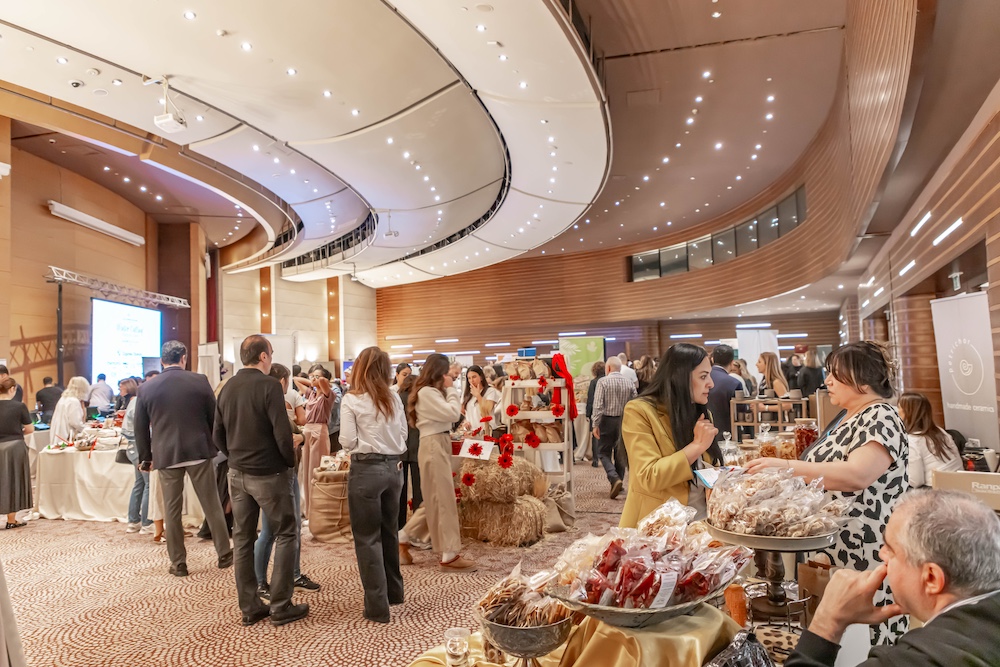 İZMİRLİLER EĞLENCE VE ALIŞVERİŞ DOLU BİR GÜN YAŞADI