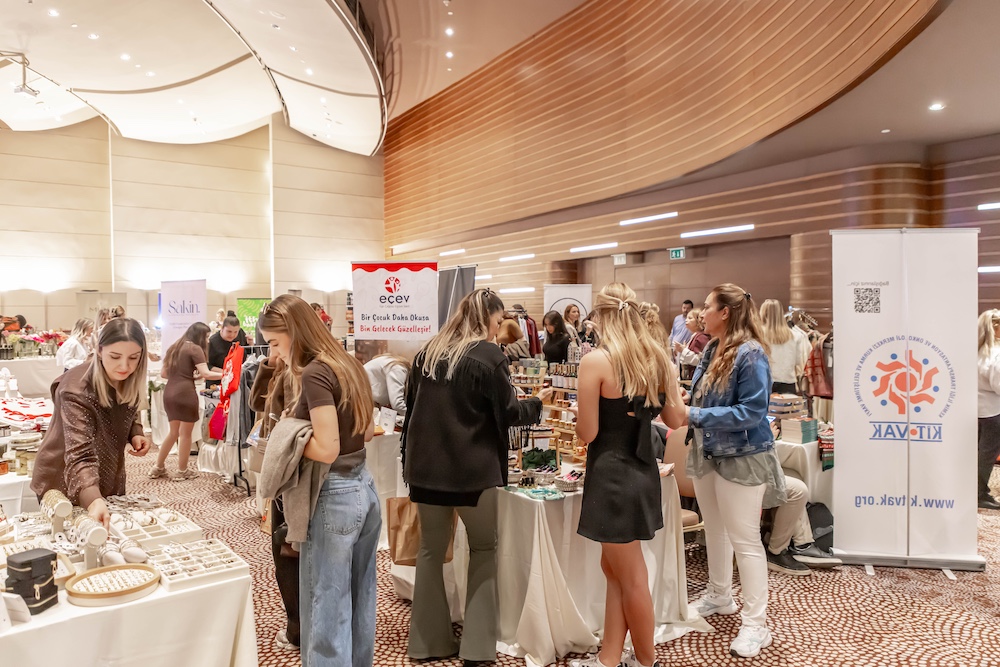 İZMİRLİLER EĞLENCE VE ALIŞVERİŞ DOLU BİR GÜN YAŞADI