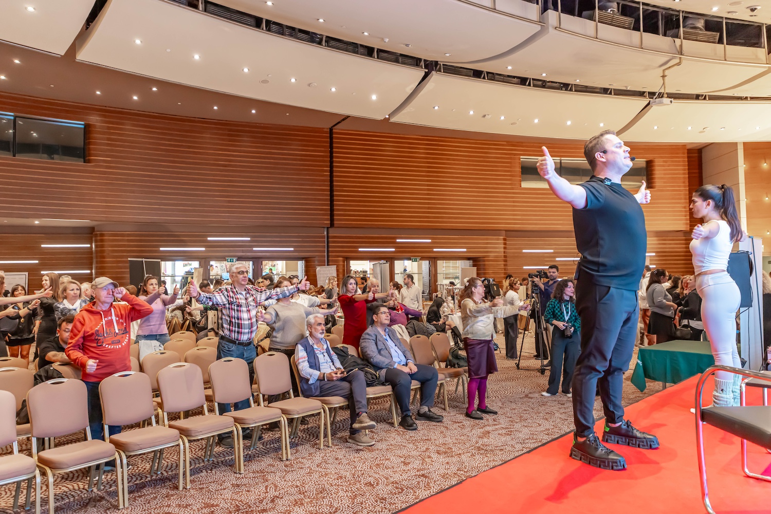 İZMİRLİLER EĞLENCE VE ALIŞVERİŞ DOLU BİR GÜN YAŞADI