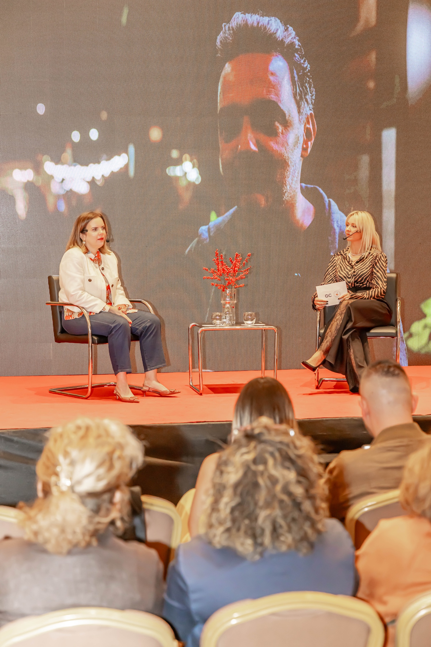 İZMİRLİLER EĞLENCE VE ALIŞVERİŞ DOLU BİR GÜN YAŞADI