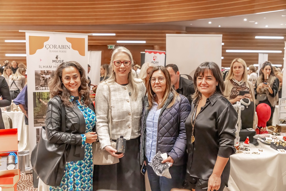 İZMİRLİLER EĞLENCE VE ALIŞVERİŞ DOLU BİR GÜN YAŞADI