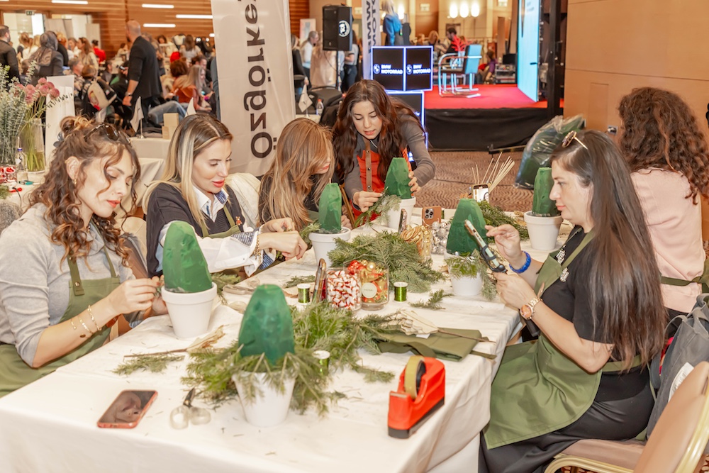 İZMİRLİLER EĞLENCE VE ALIŞVERİŞ DOLU BİR GÜN YAŞADI