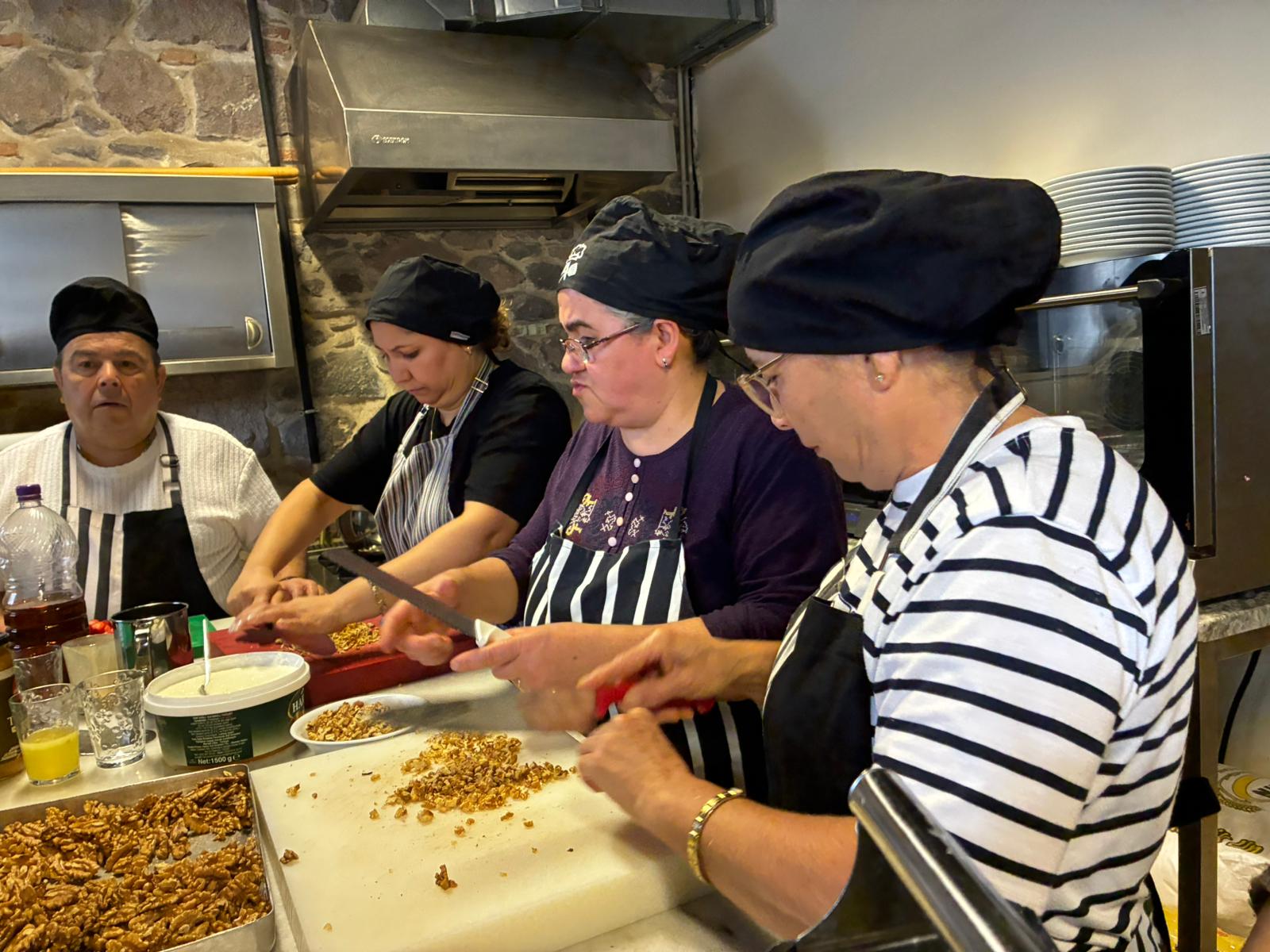 ŞEF RIFAT YURTTAŞ MESLEK FABRİKASI’NDA EGE LEZZETLERİ YAPTI