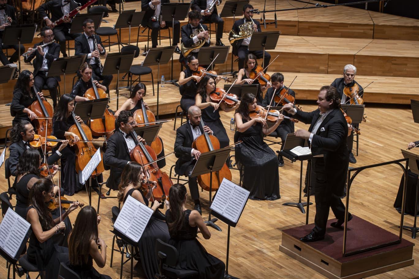 İZMİR’DE UNUTULMAZ KLASİK MÜZİK GECESİ