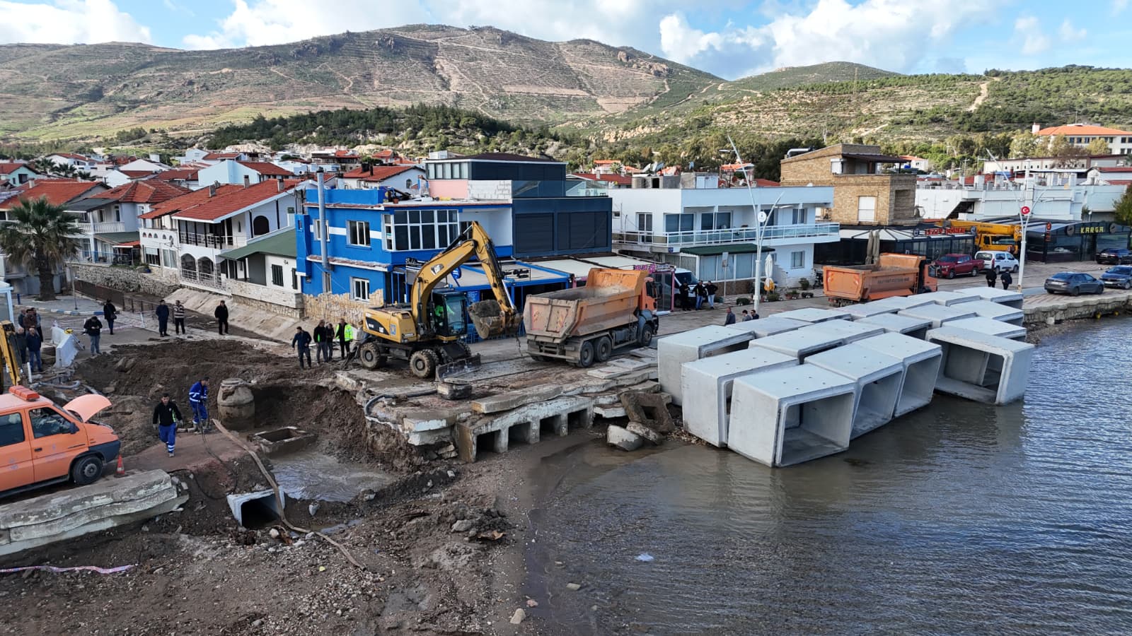 FOÇA’DA DERE YATAĞINA YAPILAN KANAL TAŞKINI ÖNLEDİ