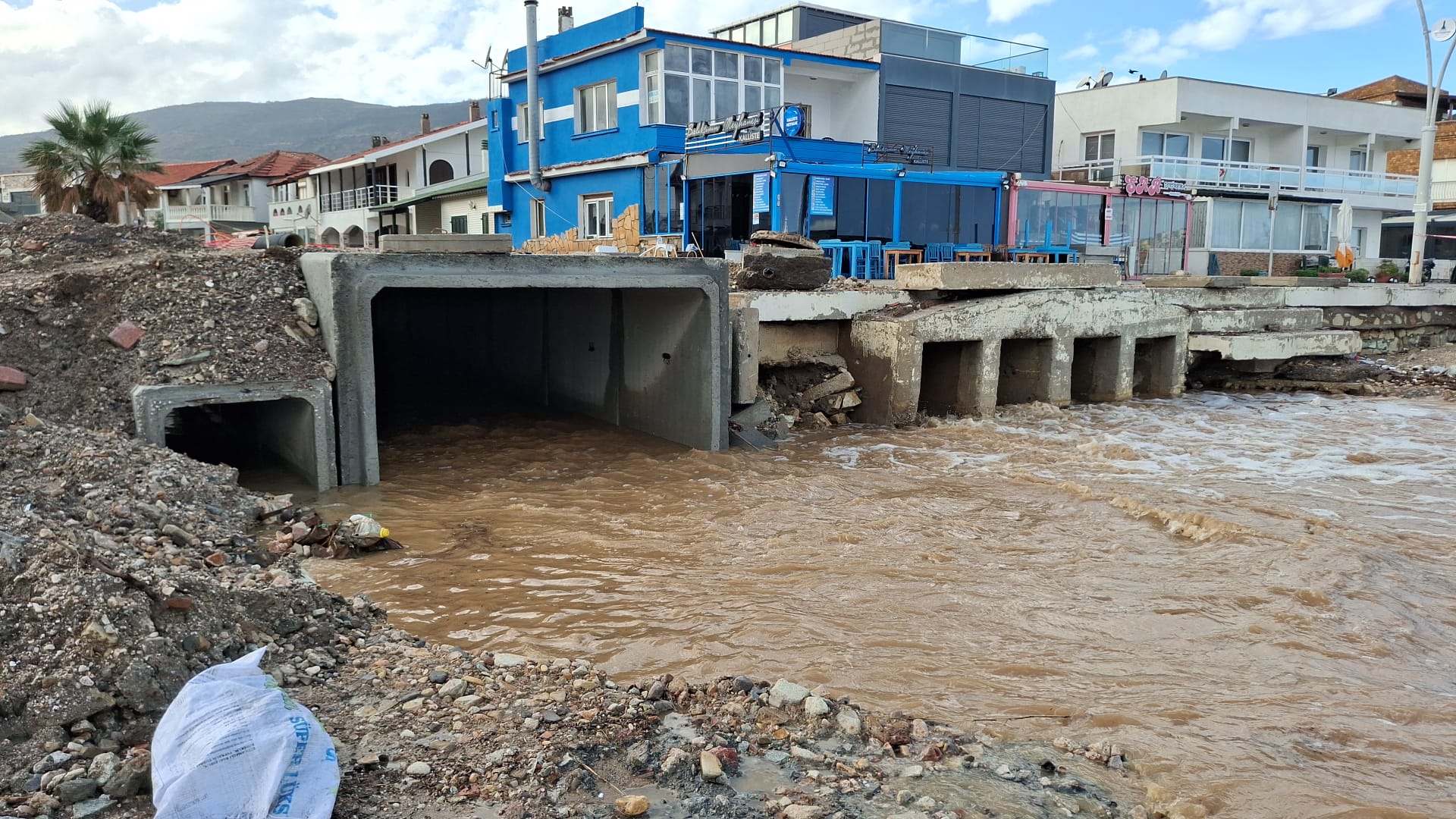 FOÇA’DA DERE YATAĞINA YAPILAN KANAL TAŞKINI ÖNLEDİ