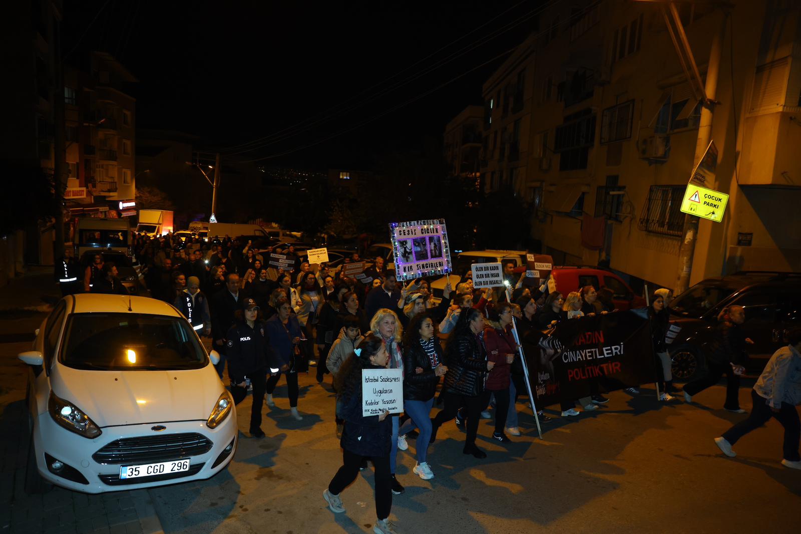 KARABAĞLAR KADINA ŞİDDETE KARŞI TEK SES TEK YÜREK KARABAĞLAR KADINA ŞİDDETE KARŞI TEK SES TEK YÜREK