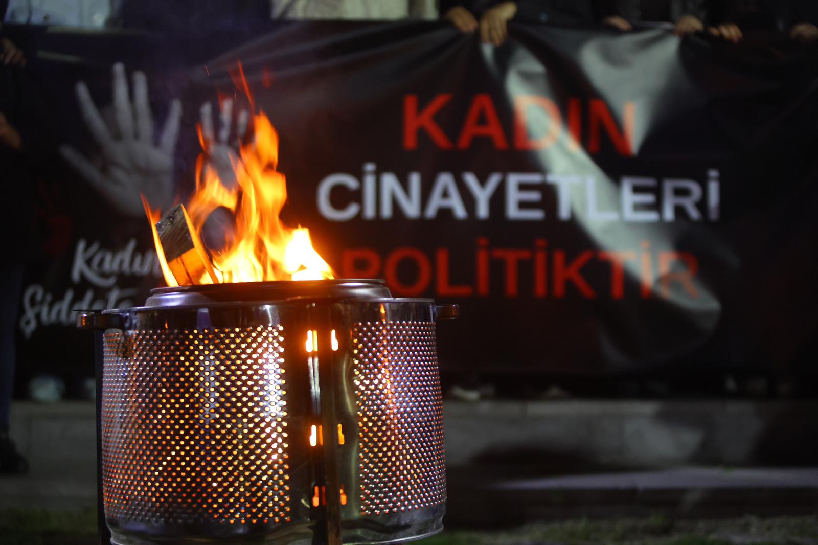 KARABAĞLAR KADINA ŞİDDETE KARŞI TEK SES TEK YÜREK KARABAĞLAR KADINA ŞİDDETE KARŞI TEK SES TEK YÜREK