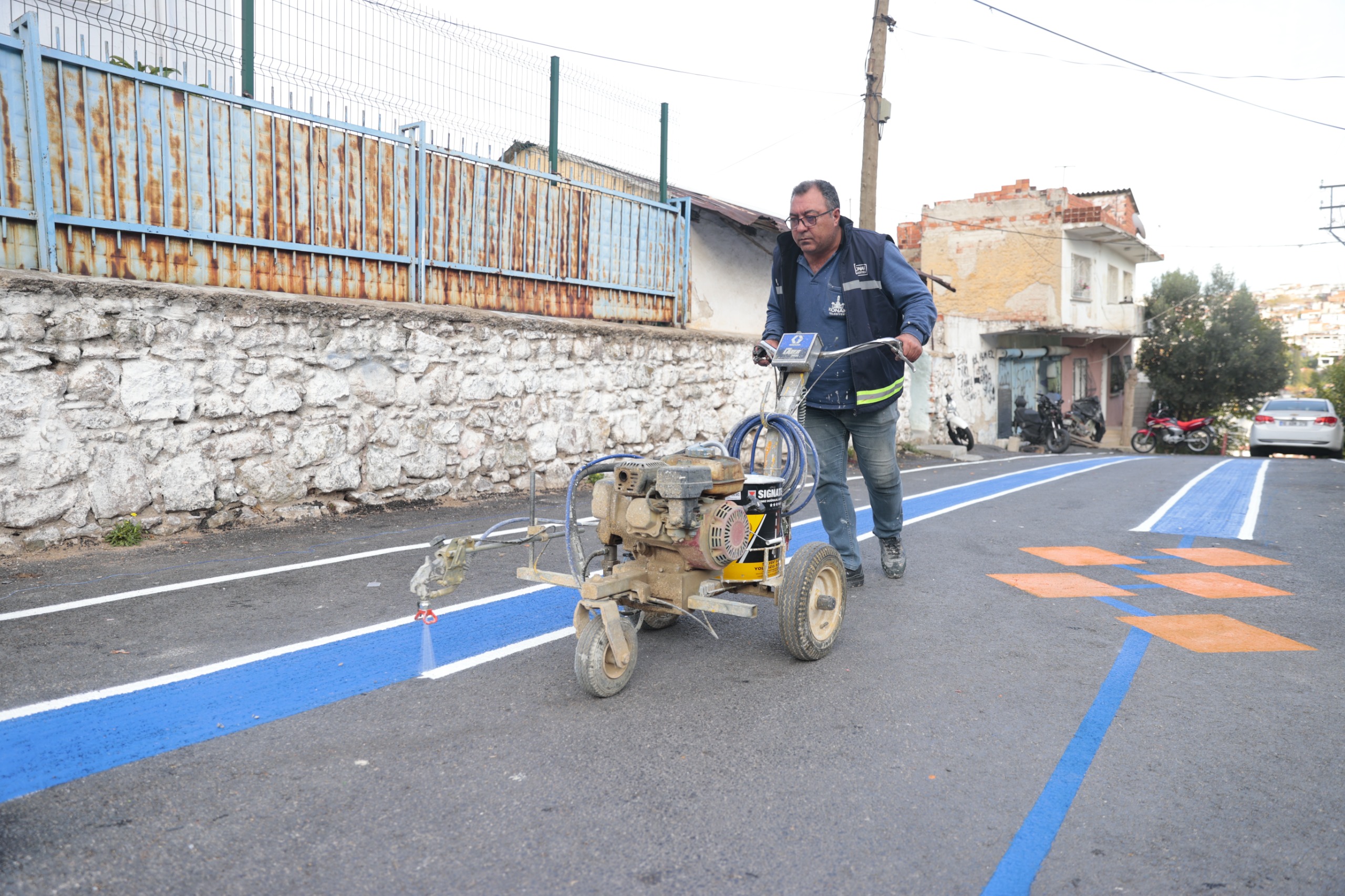 KONAK’TA OKUL YOLU RENKLİ, ÇOCUKLAR MUTLU