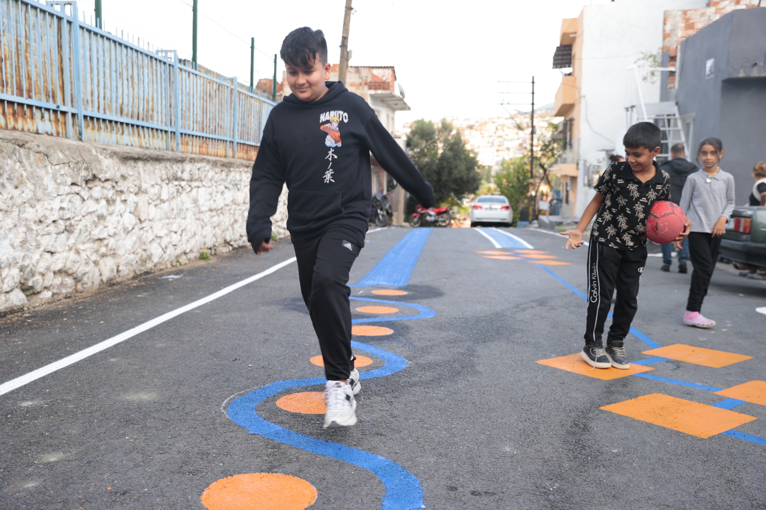 KONAK’TA OKUL YOLU RENKLİ, ÇOCUKLAR MUTLU