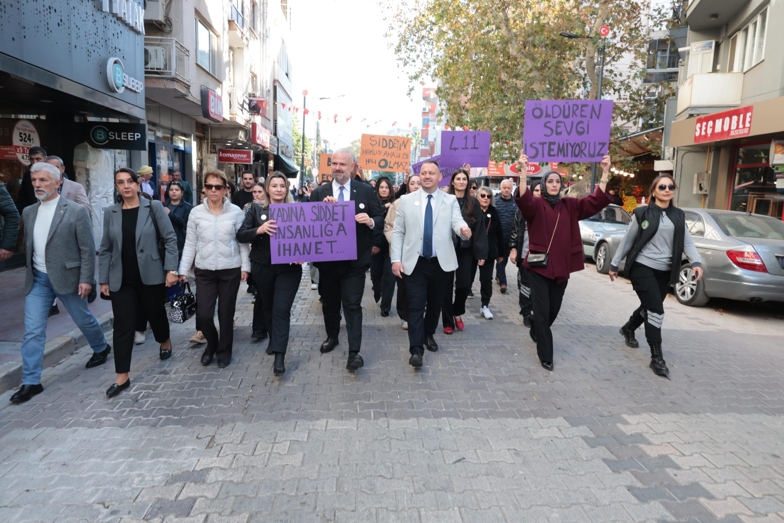 MENEMEN KADINA ŞİDDETE KARŞI TEK SES OLDU